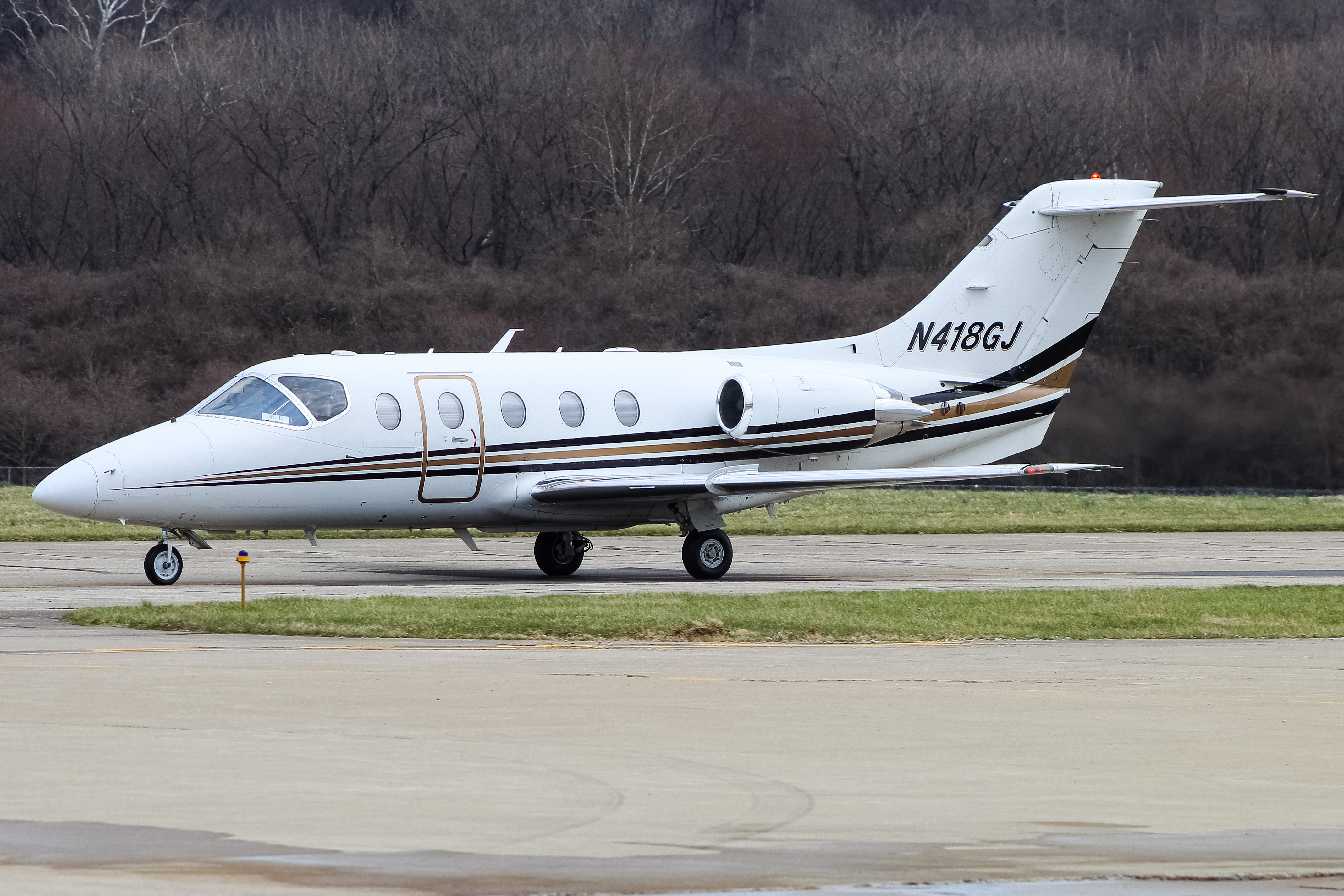 Full size: PRIVATE  Beechcraft Hawker 400 N418GJ at Cincinnati Municipal Airport/Lunken Field