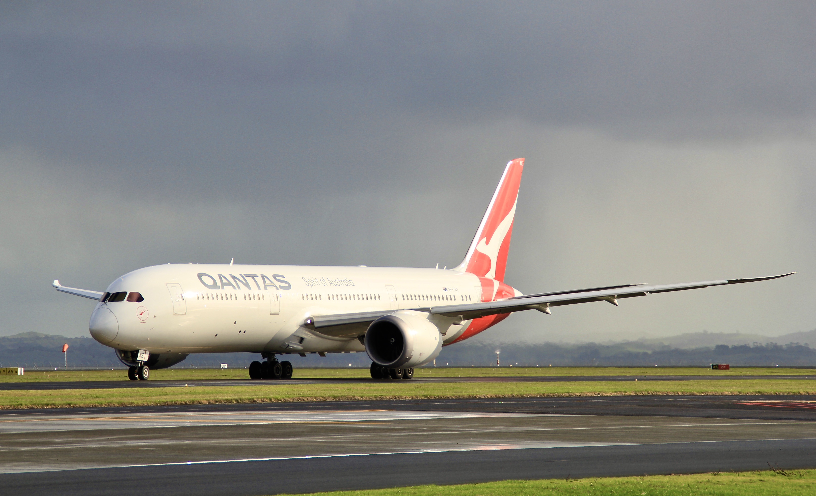 Full size: Qantas Airways Boeing 787-9 VH-ZNE at Auckland International Airport