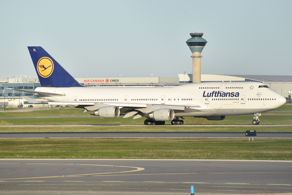 Full size: Lufthansa Boeing 747-400 D-ABTL at Lester B Pearson International Airport