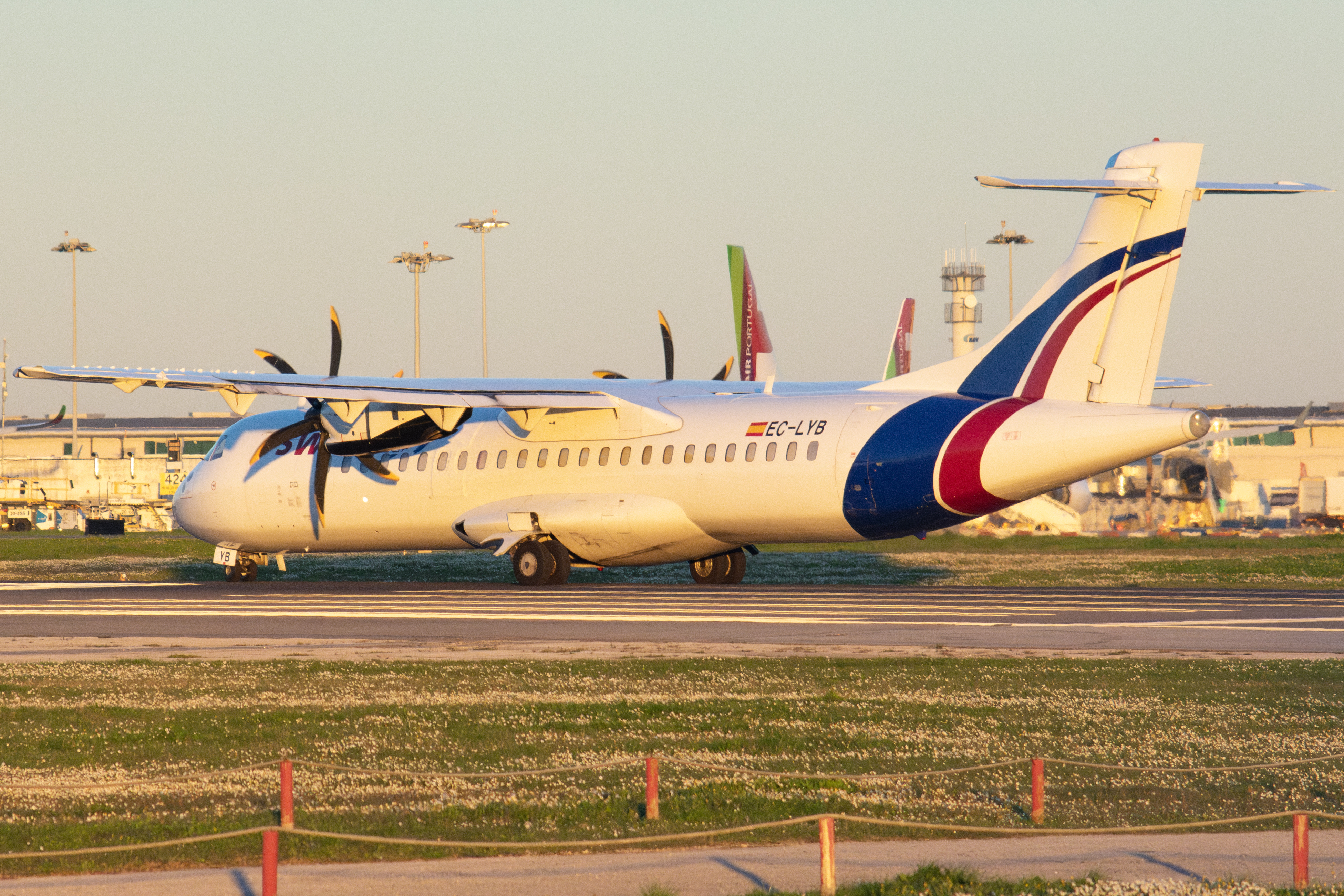 Full size: Swift Air ATR 72-500 EC-LYB at Lisbon Humberto Delgado Airport