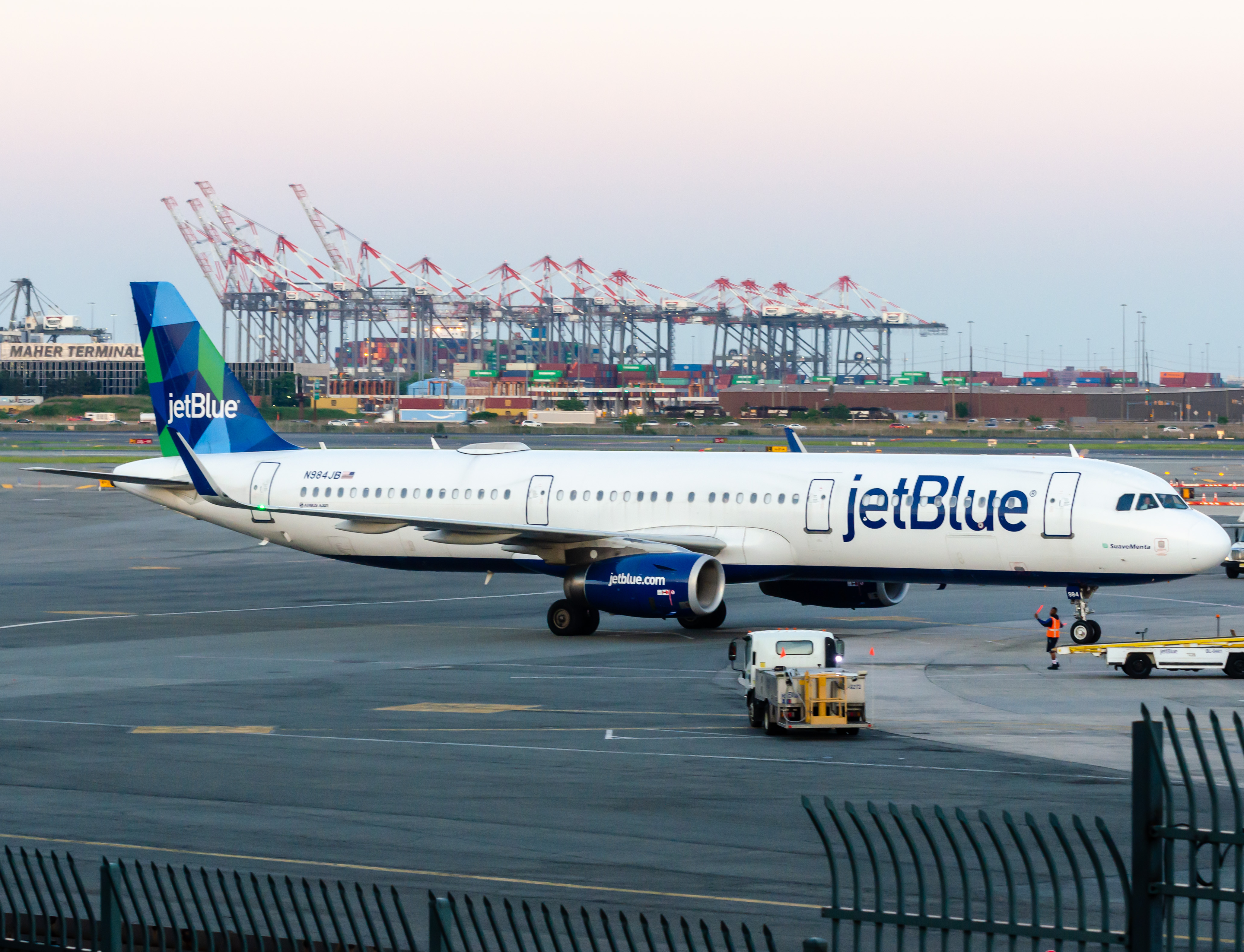 Full size: JetBlue Airways Airbus A321-200 N984JB at Newark Liberty International Airport