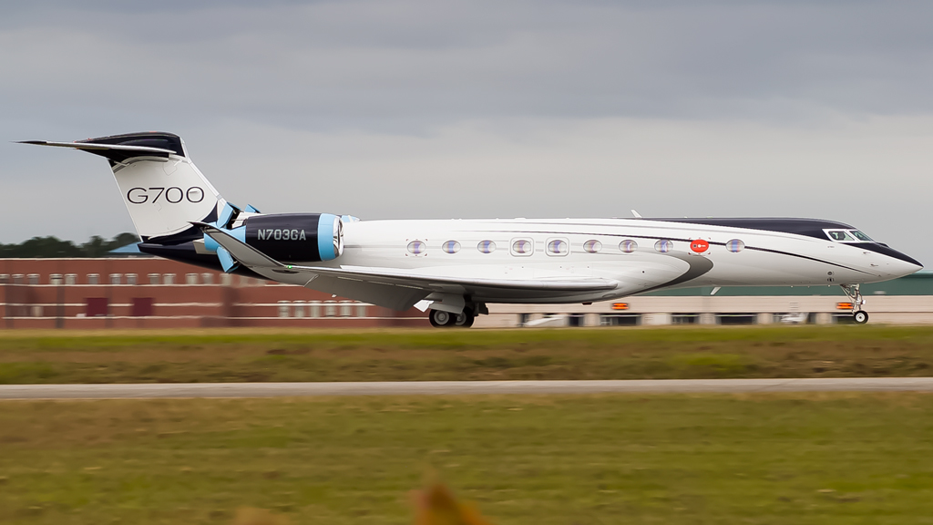 Full size: Gulfstream Gulfstream G700 N703GA at Savannah/Hilton Head International Airport