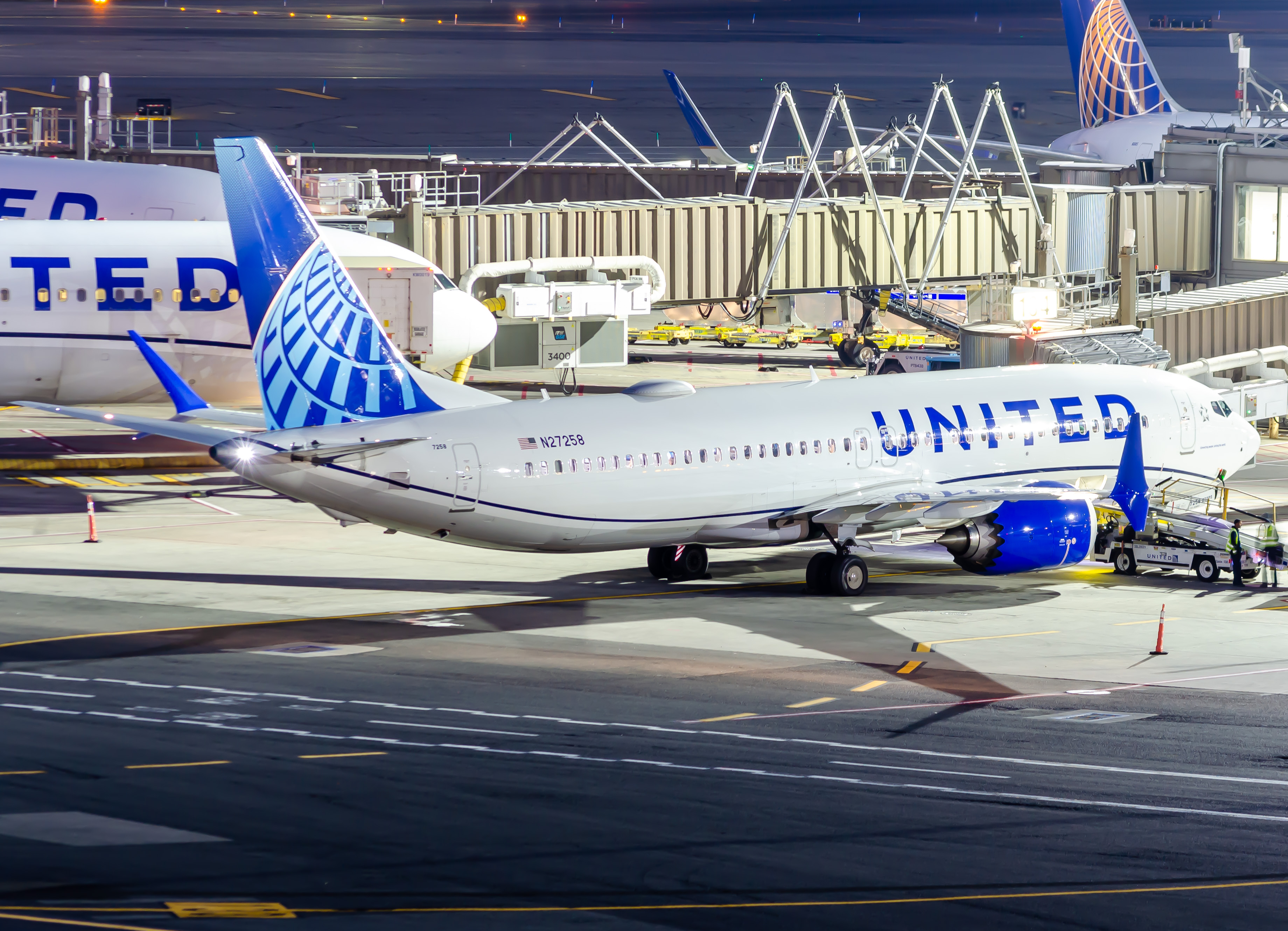 Full size: United Airlines Boeing 737 MAX 8 N27258 at Newark Liberty International Airport