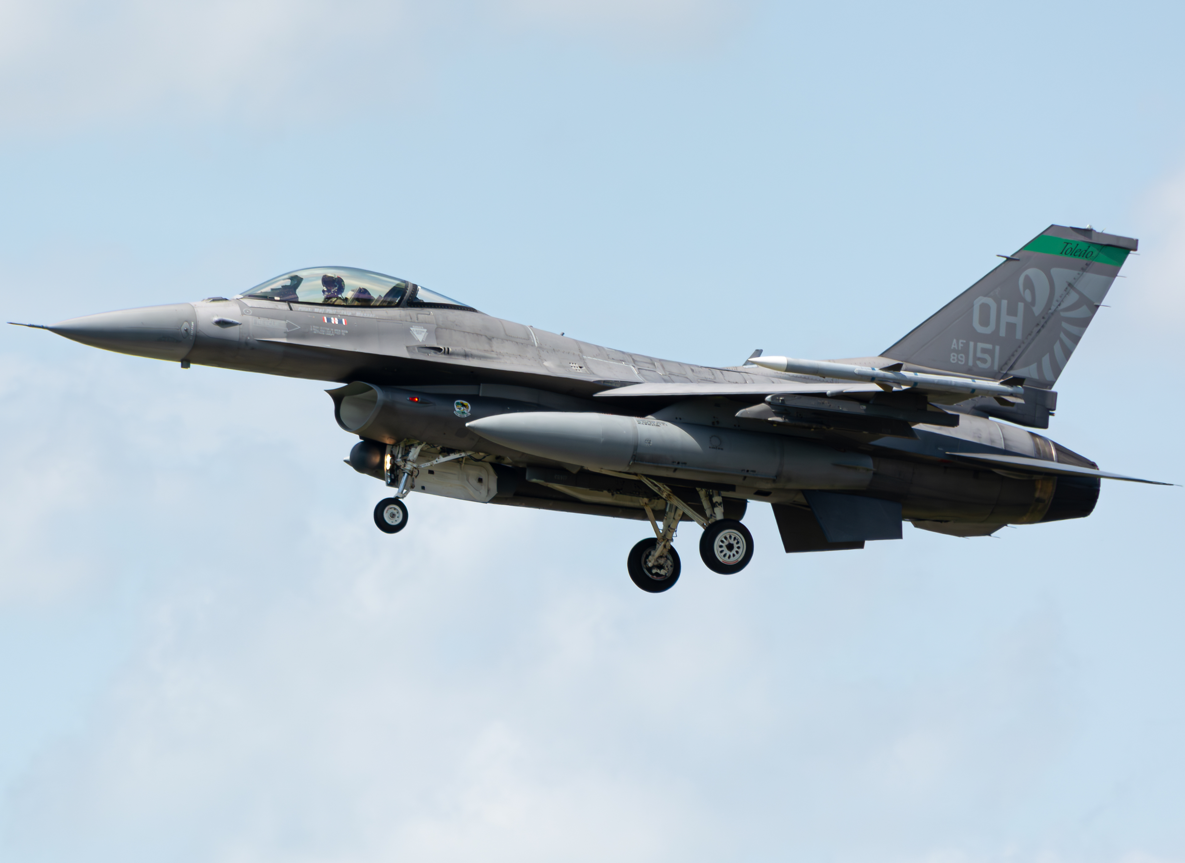Full size: USAF - United States Air Force General Dynamics F-16 Fighting Falcon 89-2151 at Toledo Express Airport
