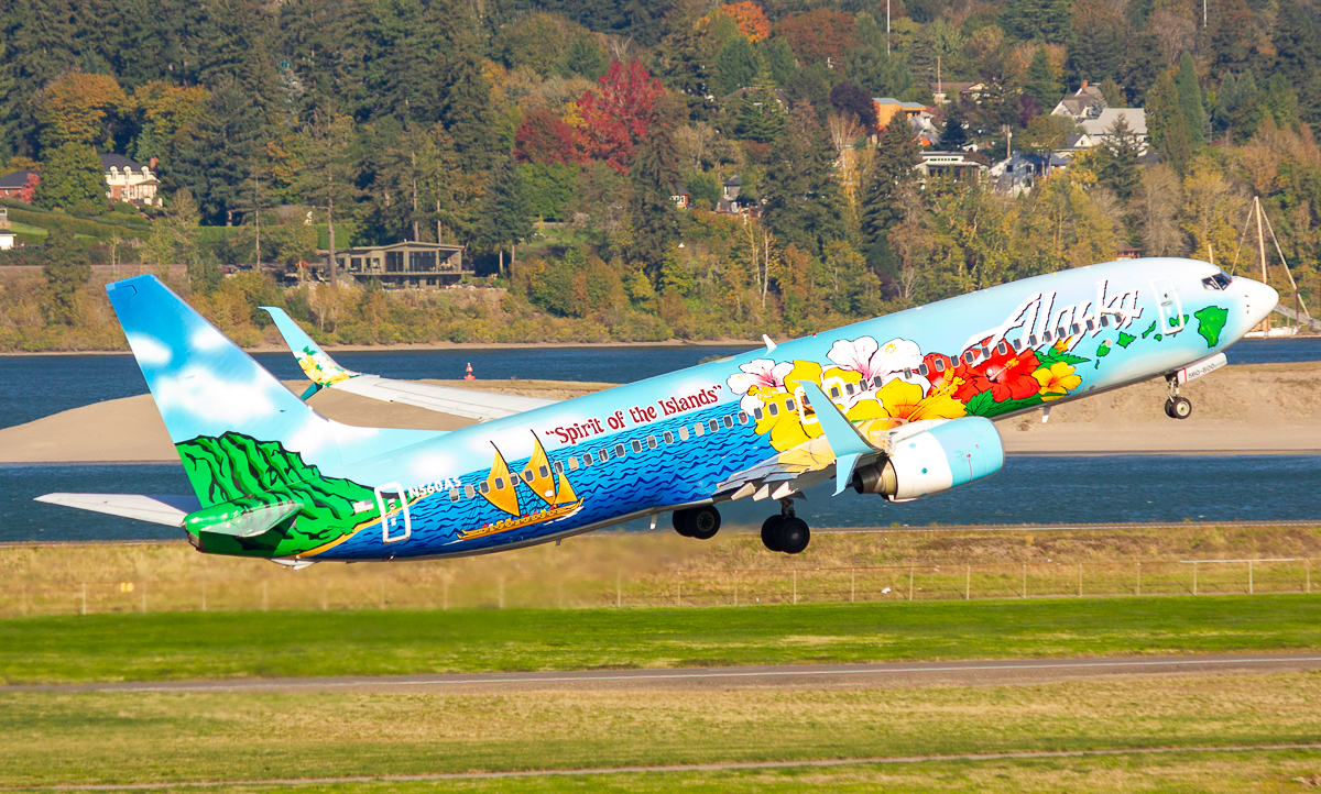 Full size: Alaska Airlines  Boeing 737-800 N560AS at Portland International Airport