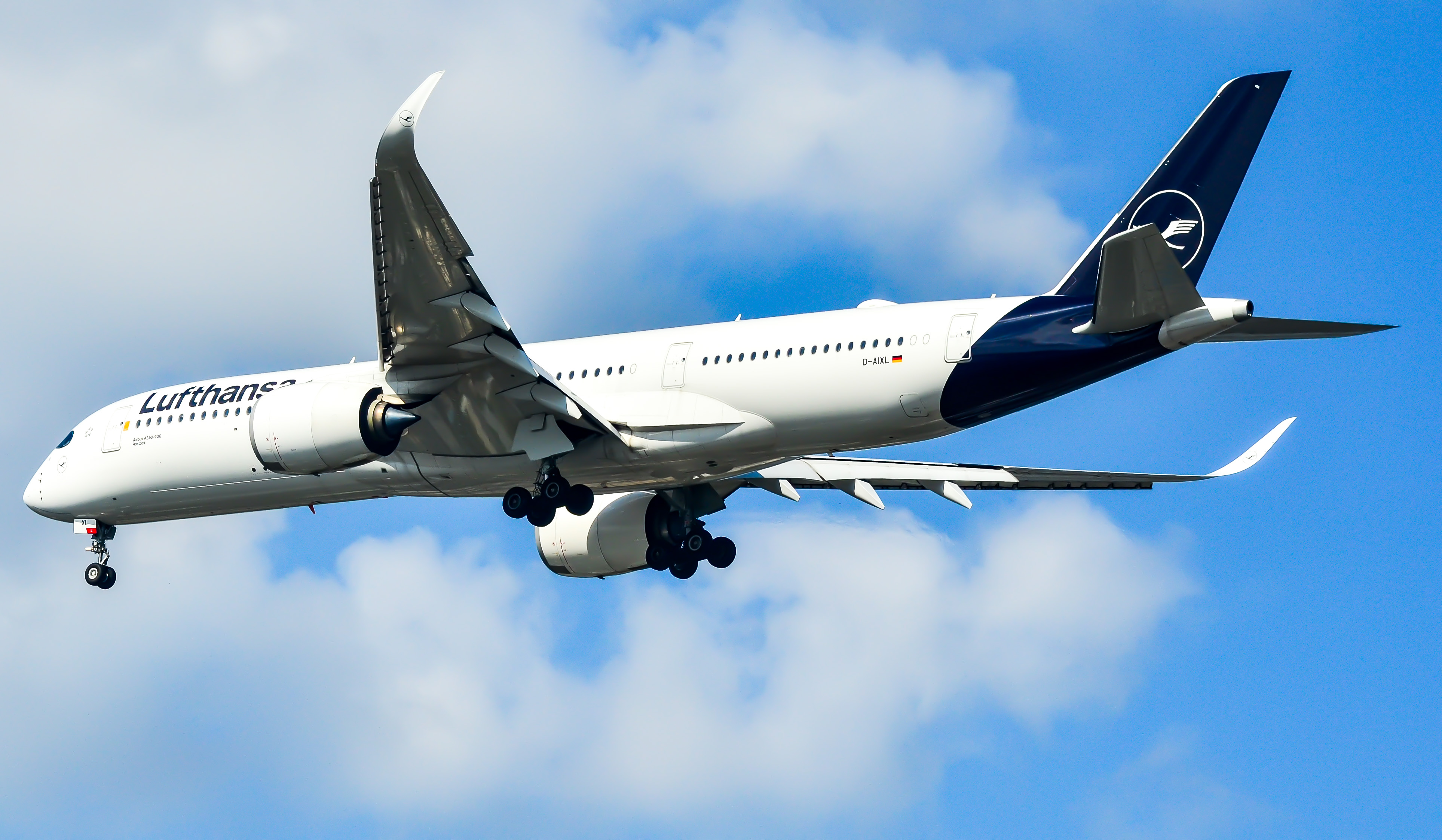 Full size: Lufthansa Airbus A350-900 D-AIXL  at John F. Kennedy International Airport