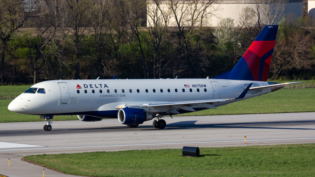 Full size: Delta Connection Embraer E170 N875RW at John Glenn Columbus International Airport
