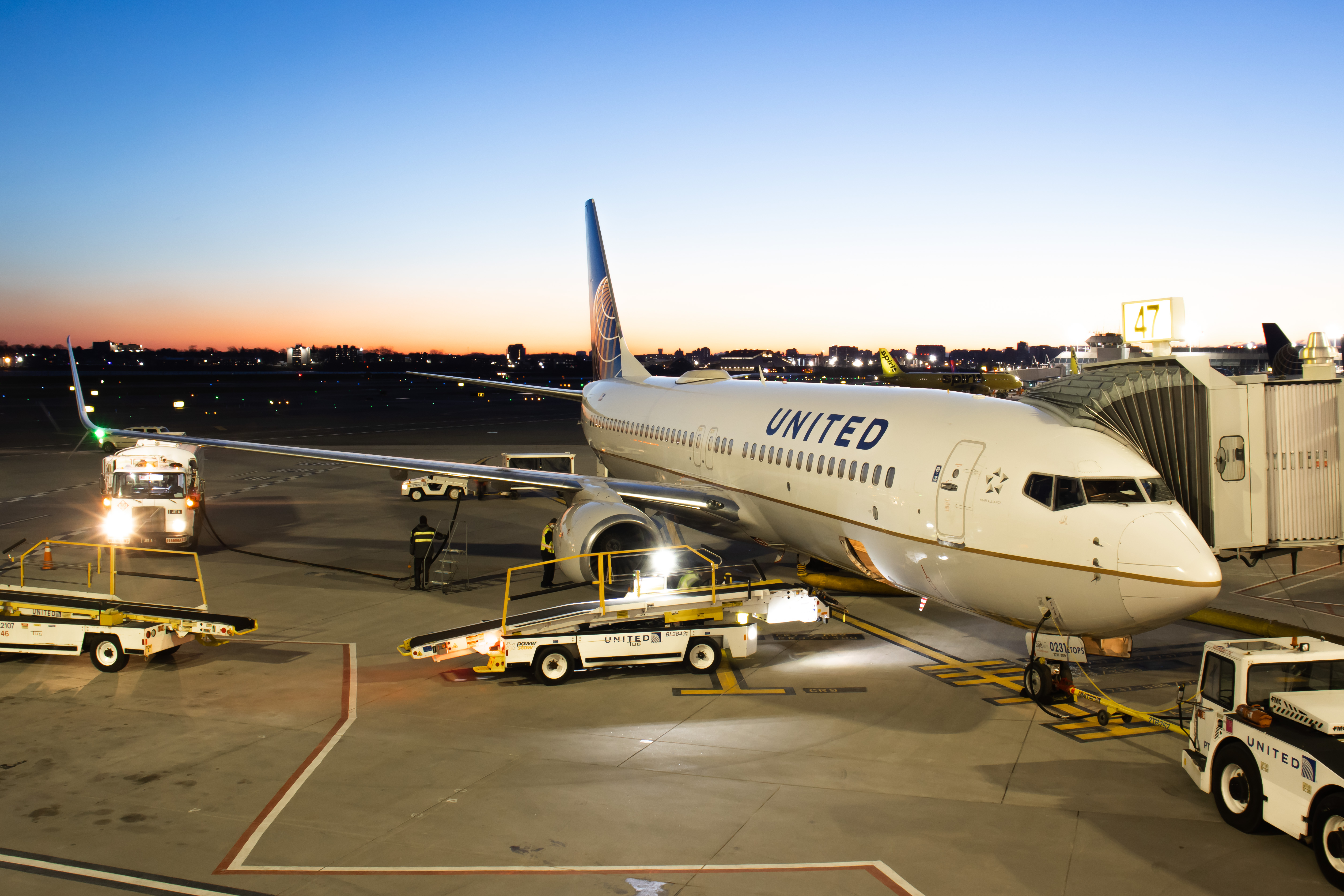 Full size: United Airlines Boeing 737-800 N14231 at LaGuardia Airport
