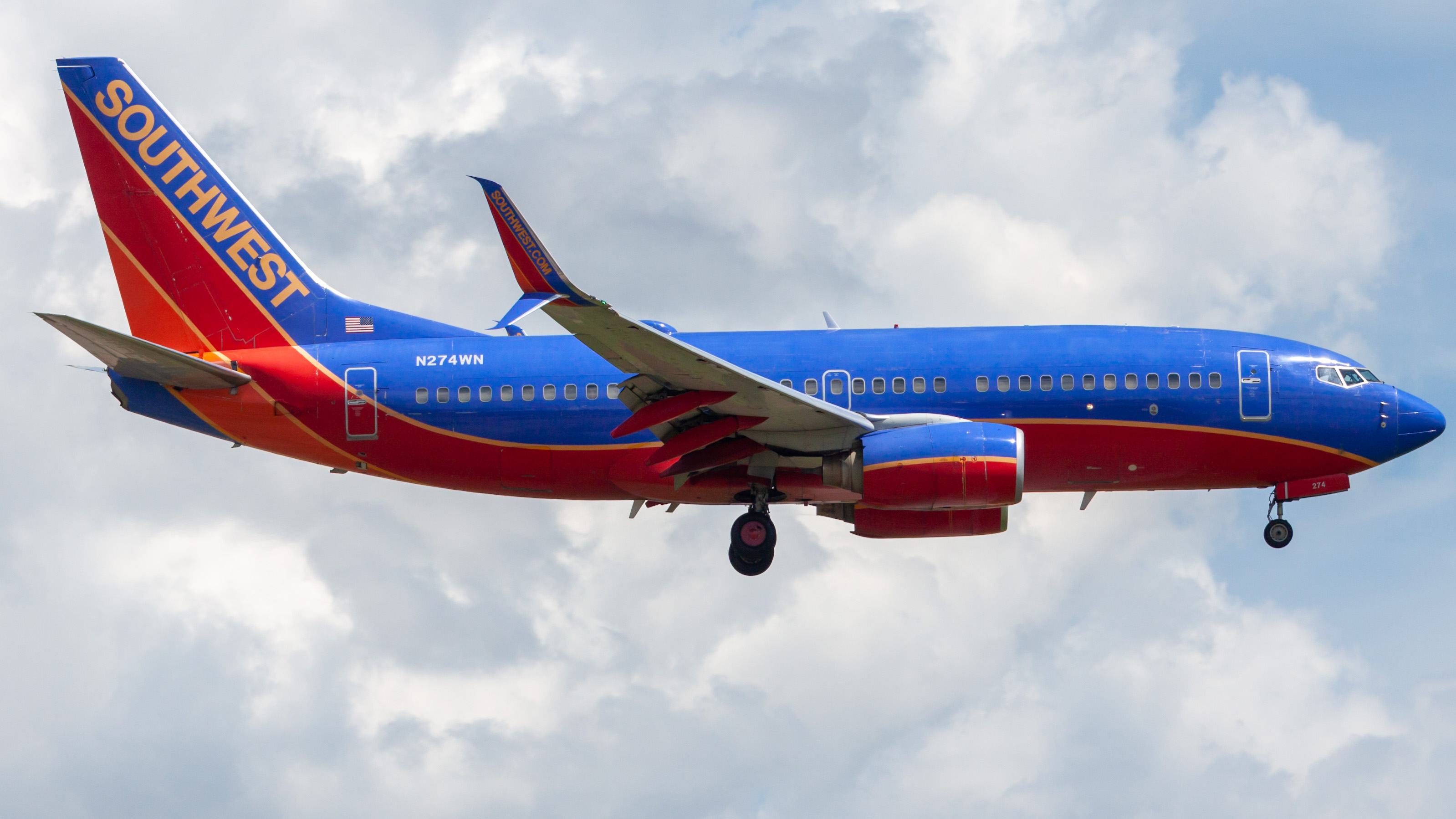 Full size: Southwest Airlines Boeing 737-700 N274WN at William P Hobby Airport