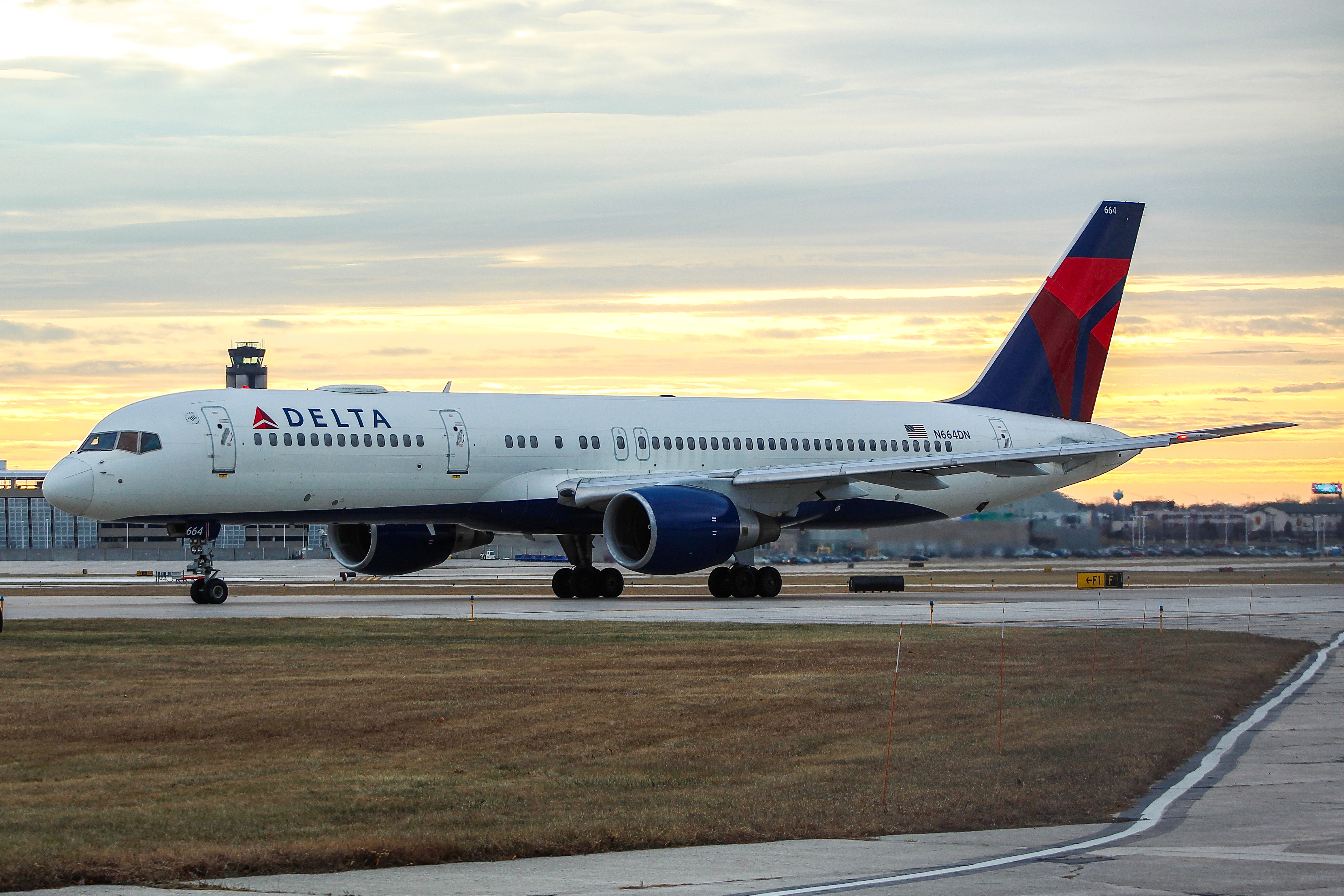 Full size: Delta Airlines Boeing 757-200 N664DN at General Mitchell International Airport