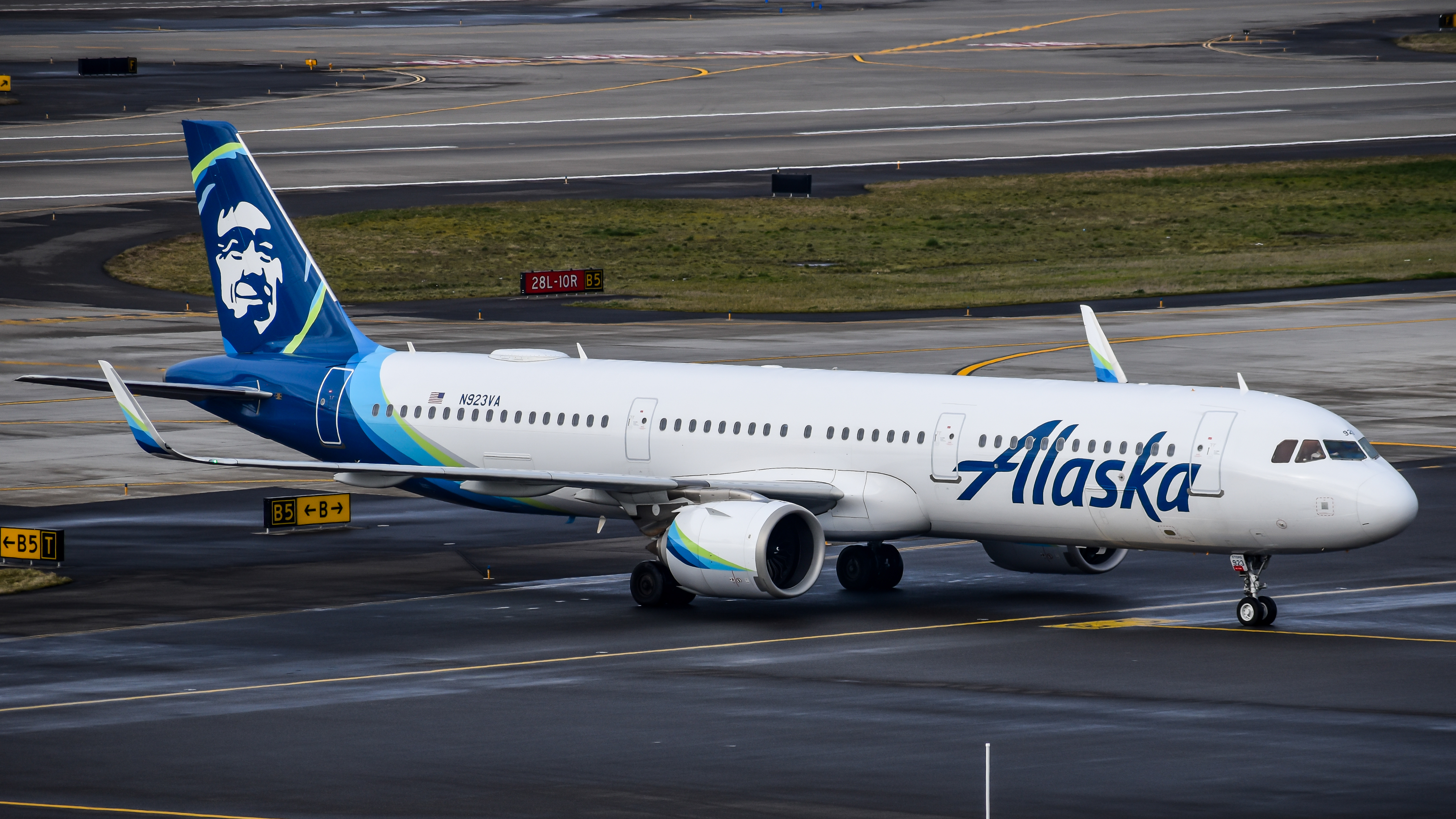 Full size: Alaska Airlines Airbus A321NEO N923VA at Portland International Airport