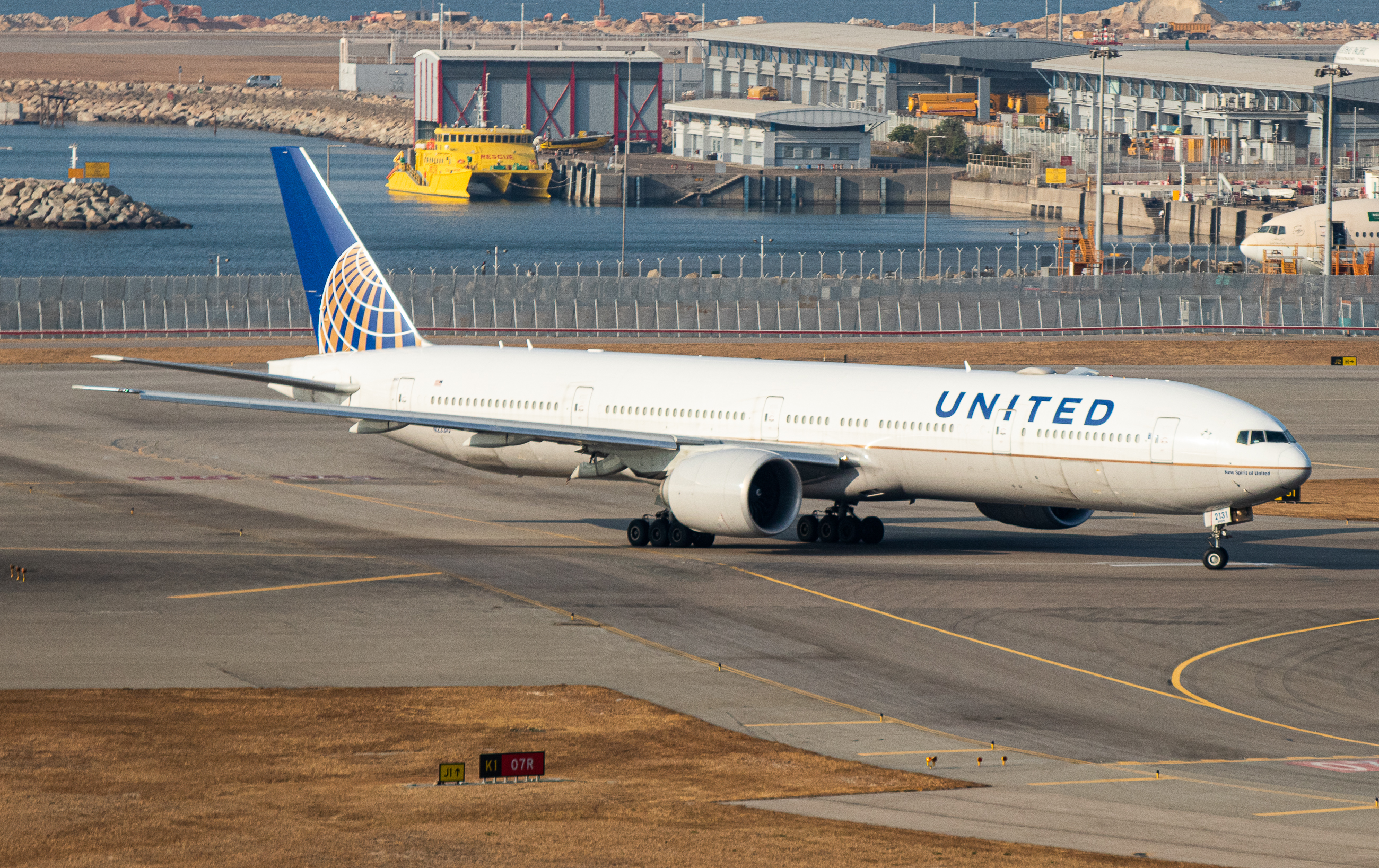 Full size: United Airlines Boeing 777-300ER N2331U at Hong Kong International Airport