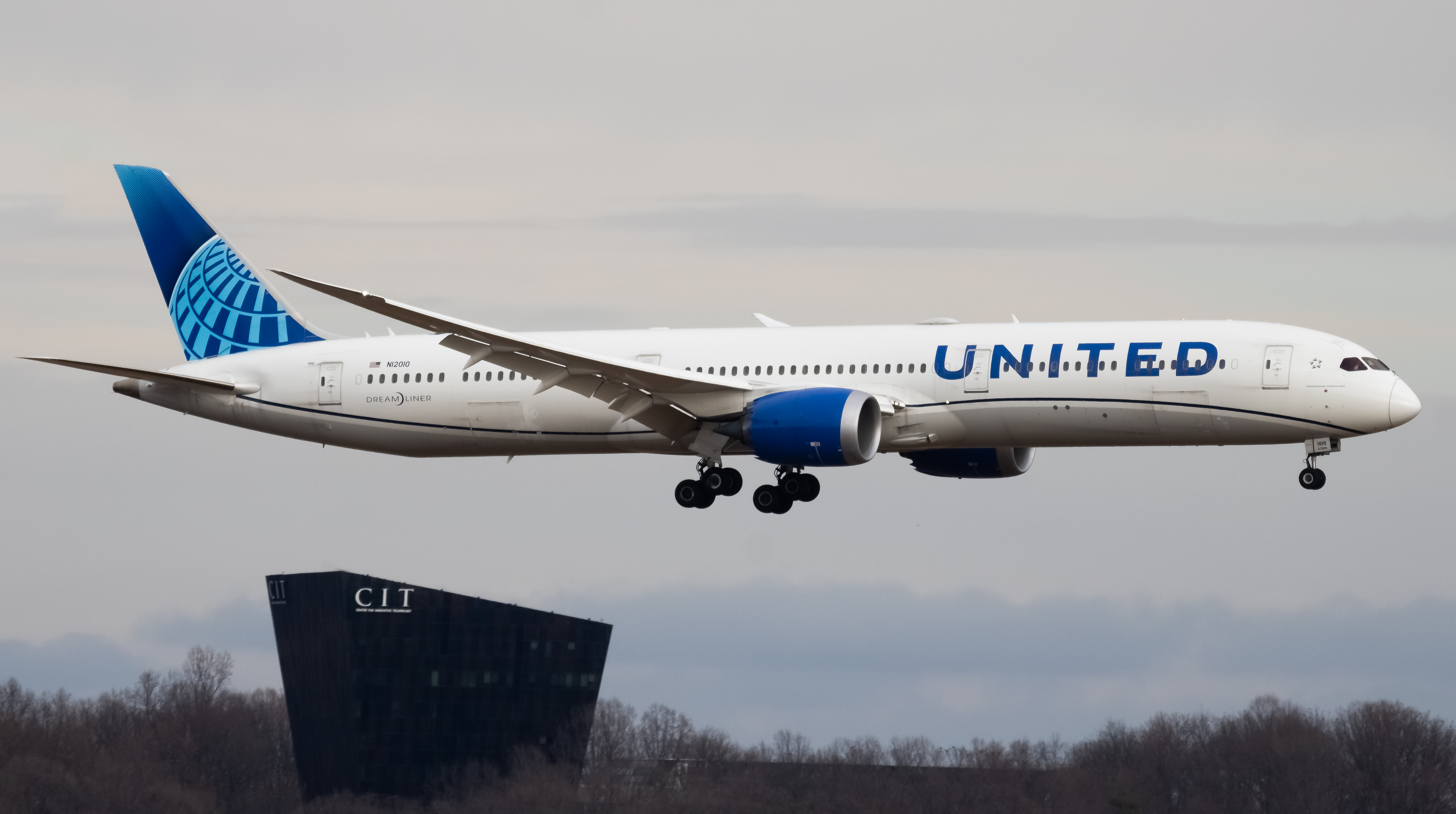 Full size: United Airlines Boeing 787-10 N12010 at Washington Dulles International Airport