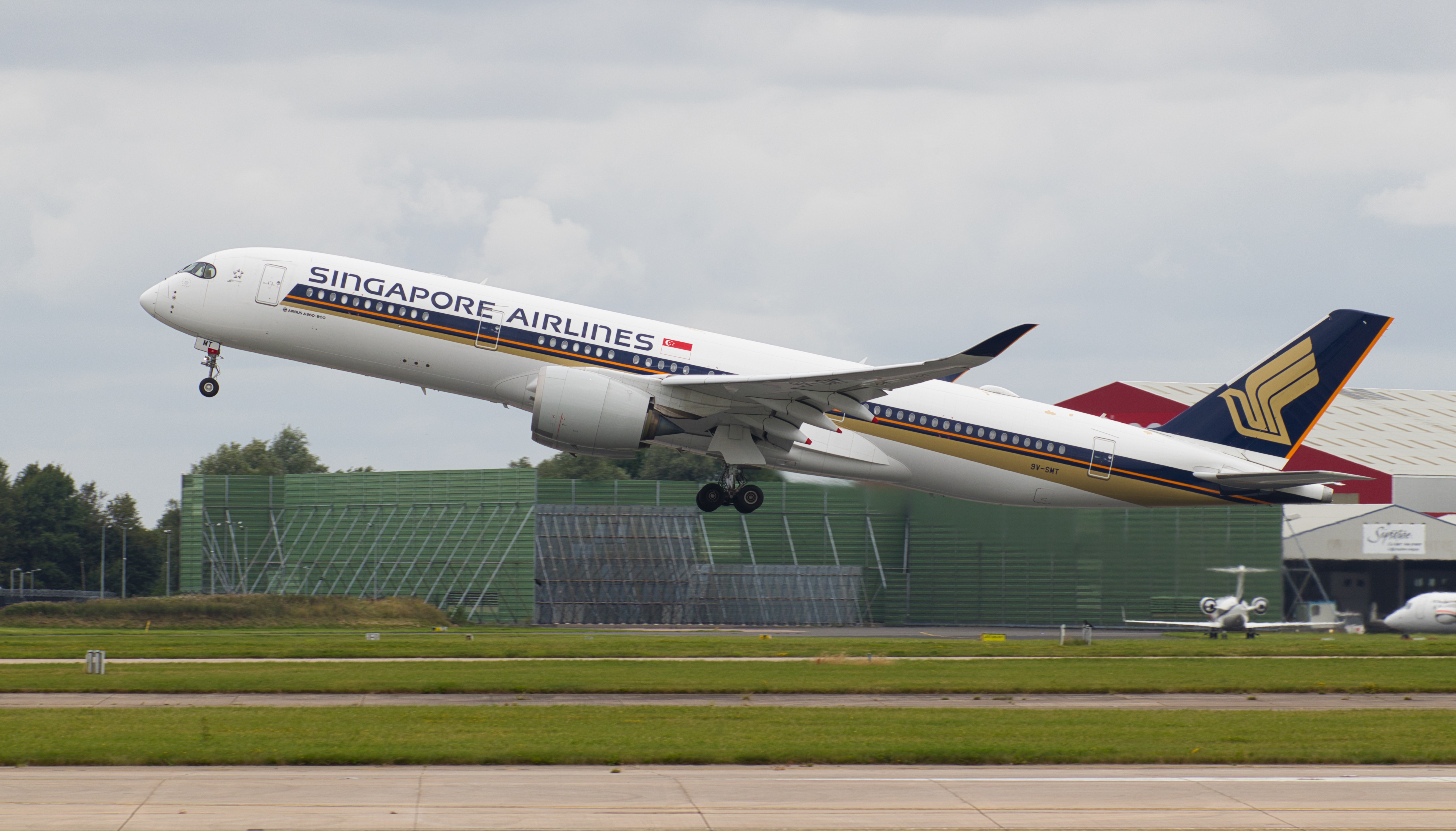 Full size: Singapore Airlines Airbus A350-900 9V-SMT at Manchester Airport