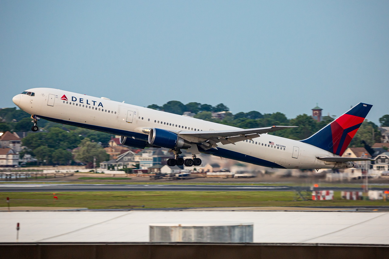 Full size: Delta Airlines Boeing 767-400ER N832MH at General Edward Lawrence Logan International Airport