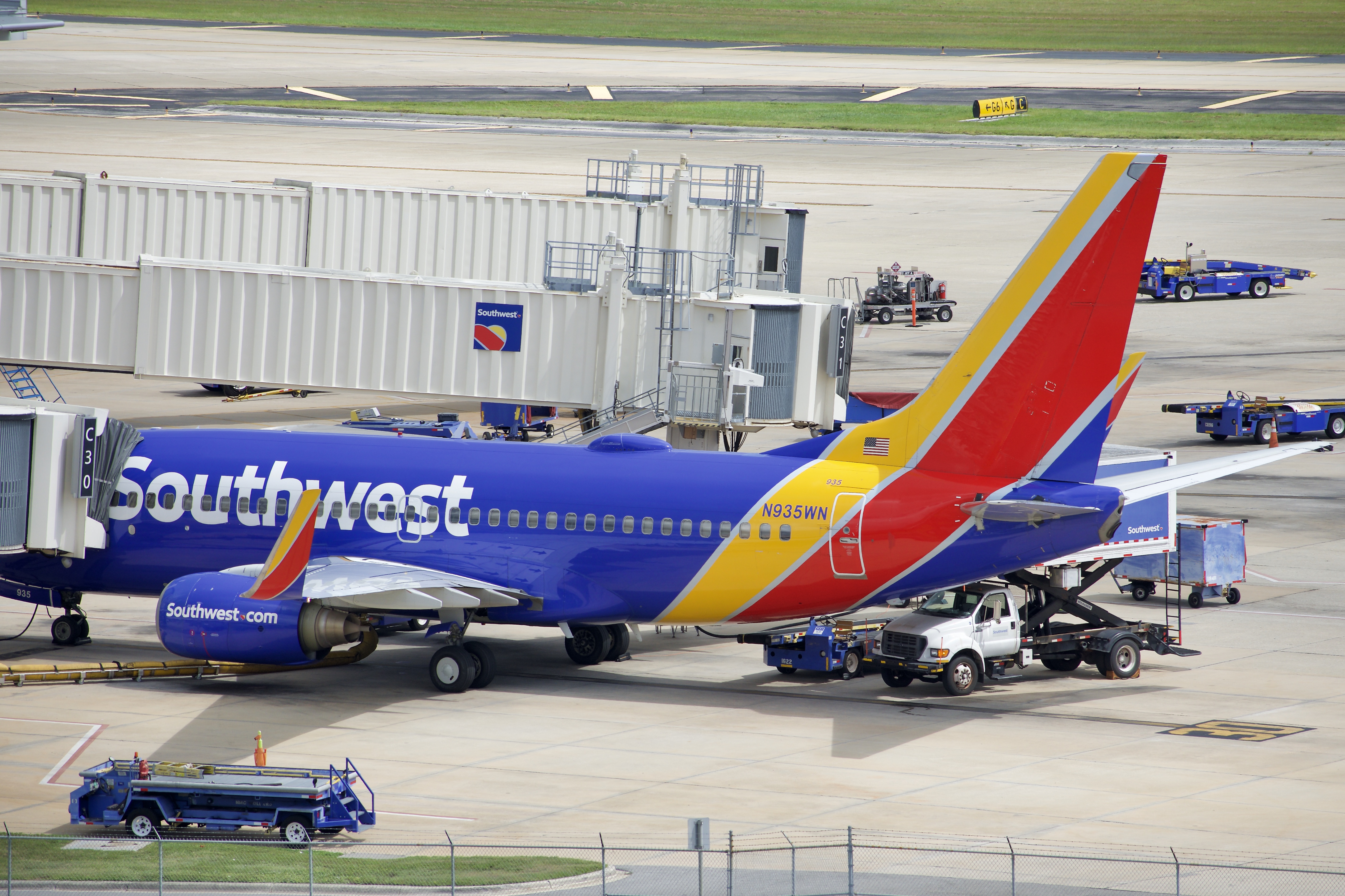 Full size: Southwest Airlines Boeing 737-700 N935WN at Tampa International Airport