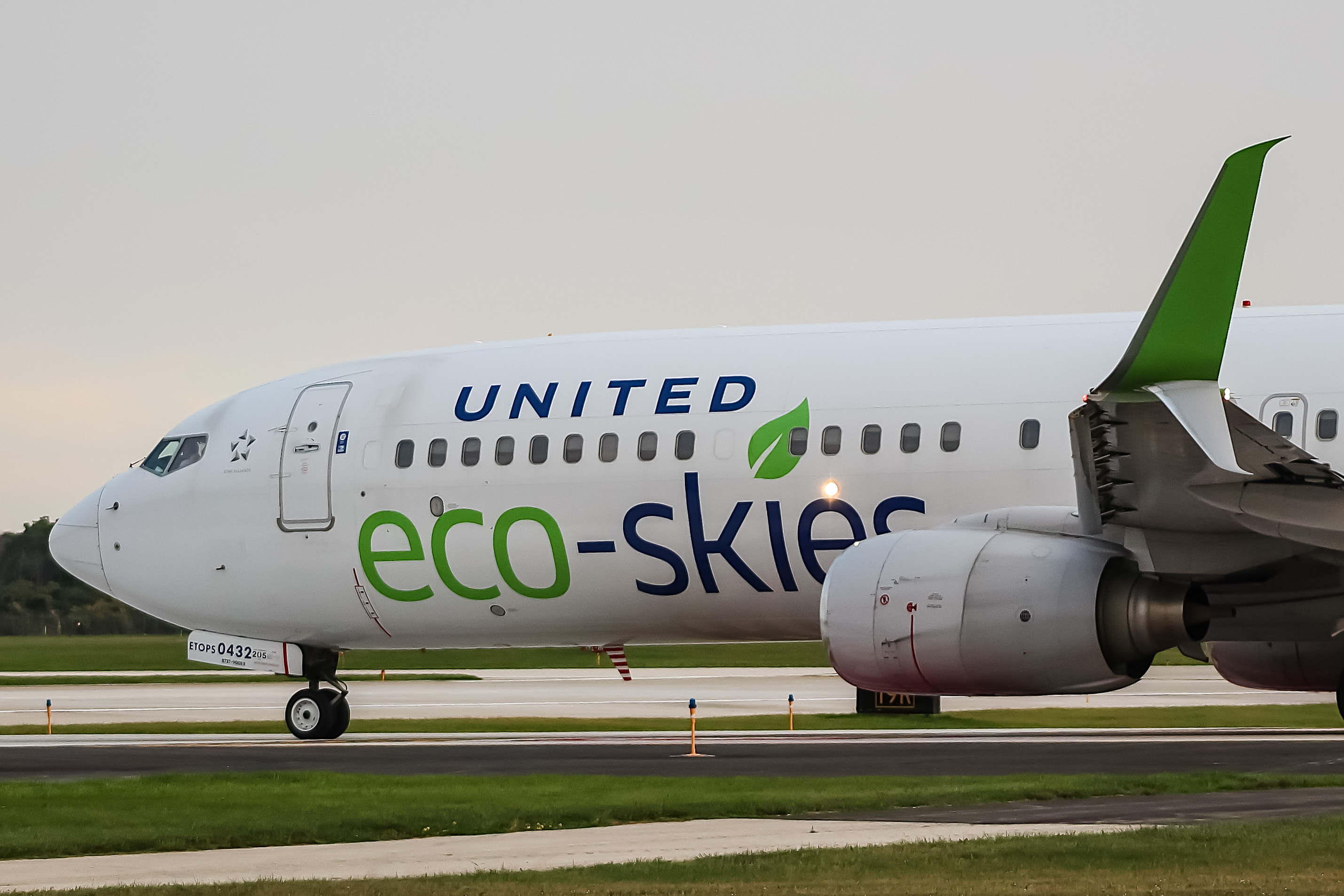 Full size: United Airlines Boeing 737-900ER N75432 at General Mitchell International Airport
