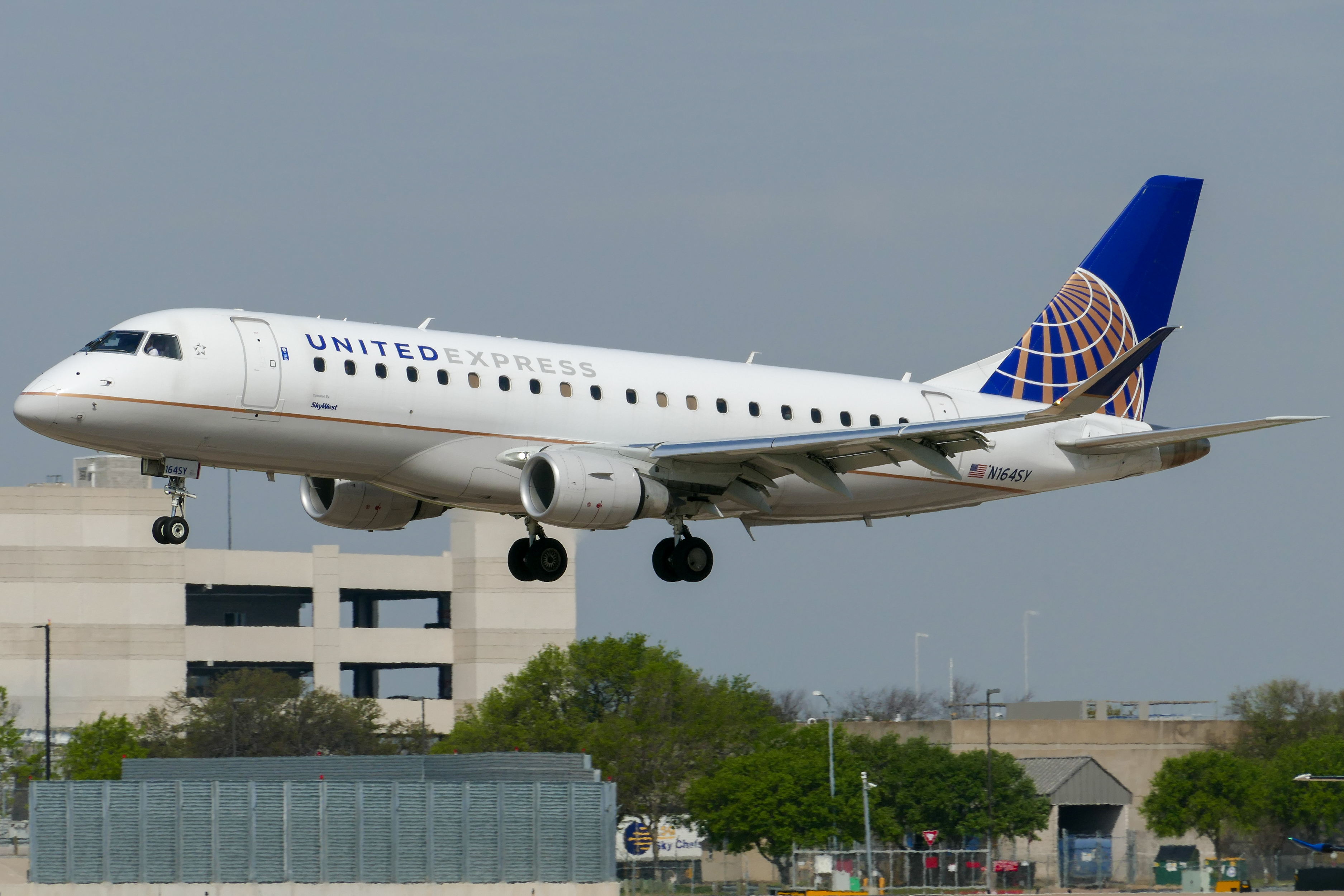 Full size: United Express Embraer E175 N164SY at Austin-Bergstrom International Airport