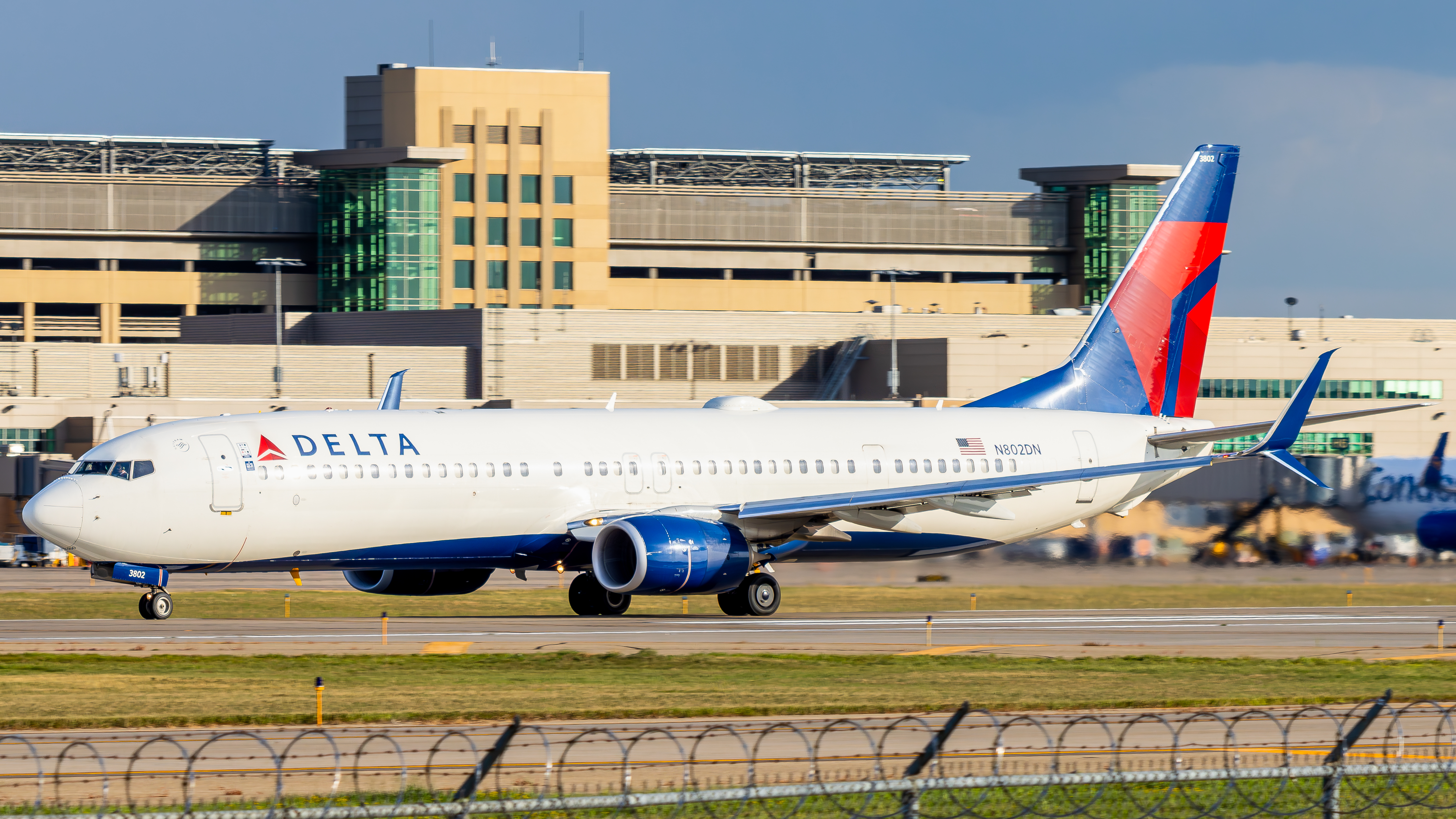 Full size: Delta Airlines Boeing 737-900ER N802DN at Minneapolis-St Paul International/Wold-Chamberlain Airport