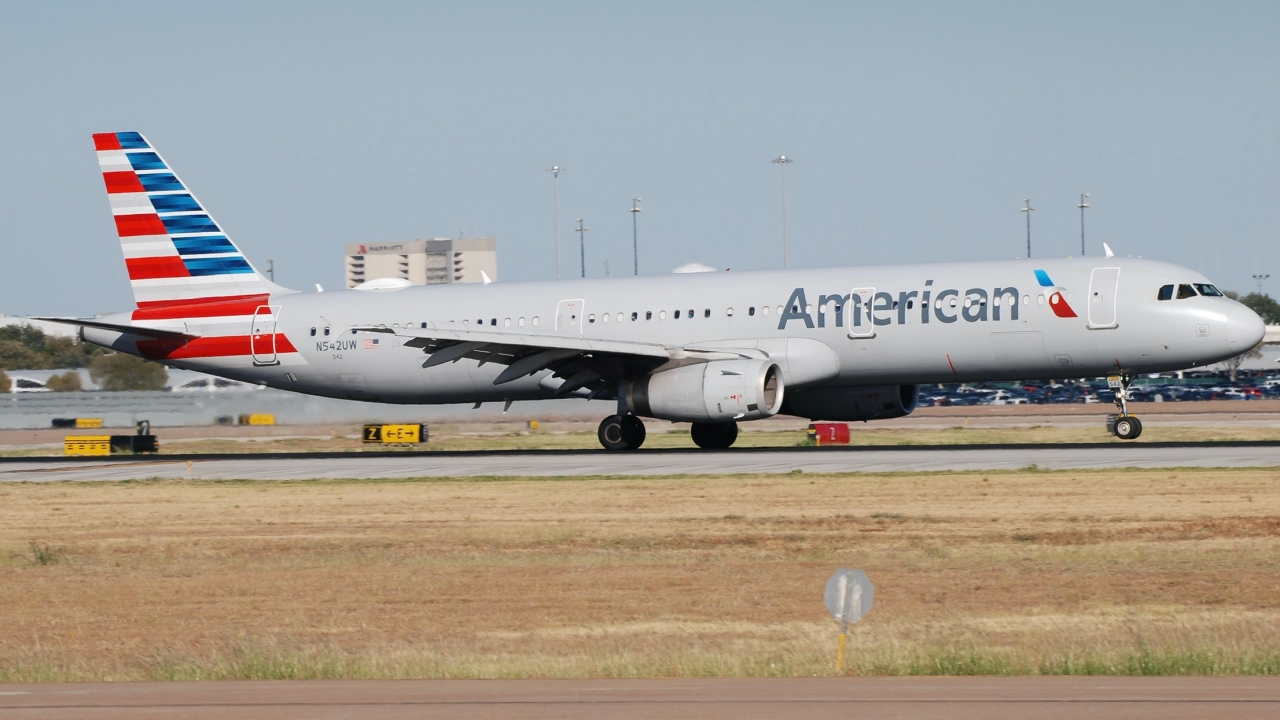 Full size: American Airlines Airbus A321-200 N542UW at Dallas-Fort Worth International Airport