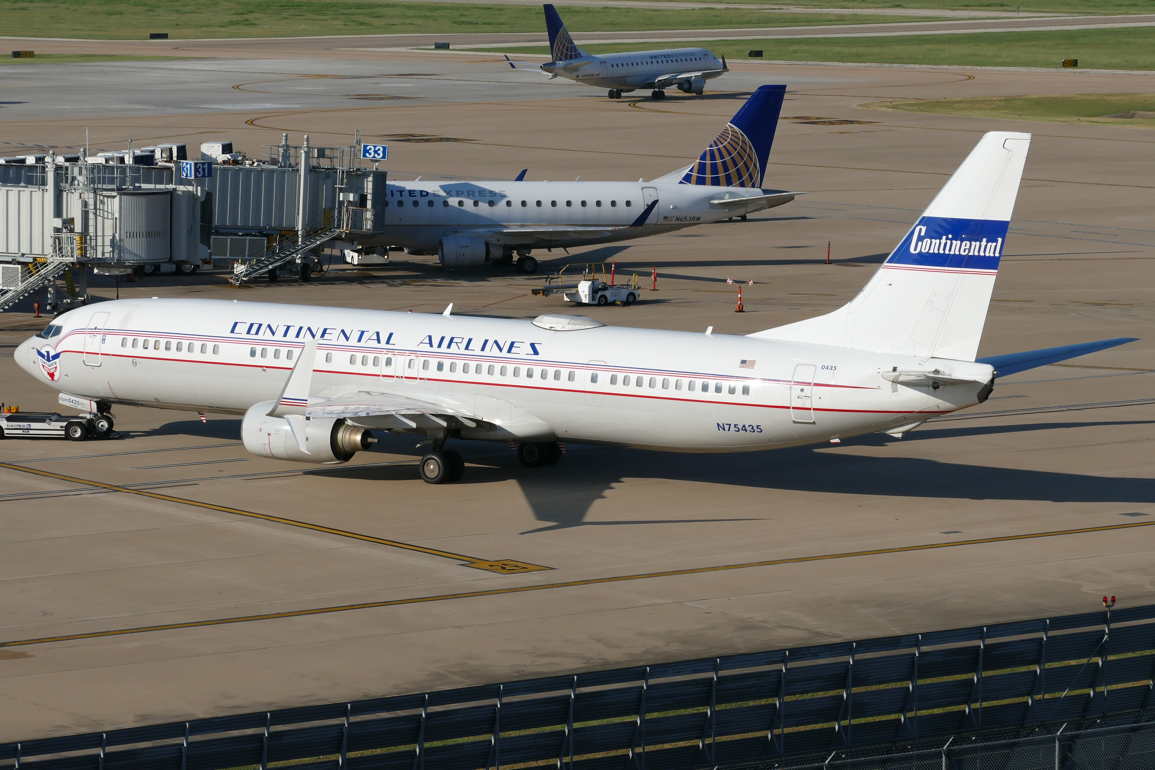Full size: United Airlines Boeing 737-900ER N75435 at Austin-Bergstrom International Airport