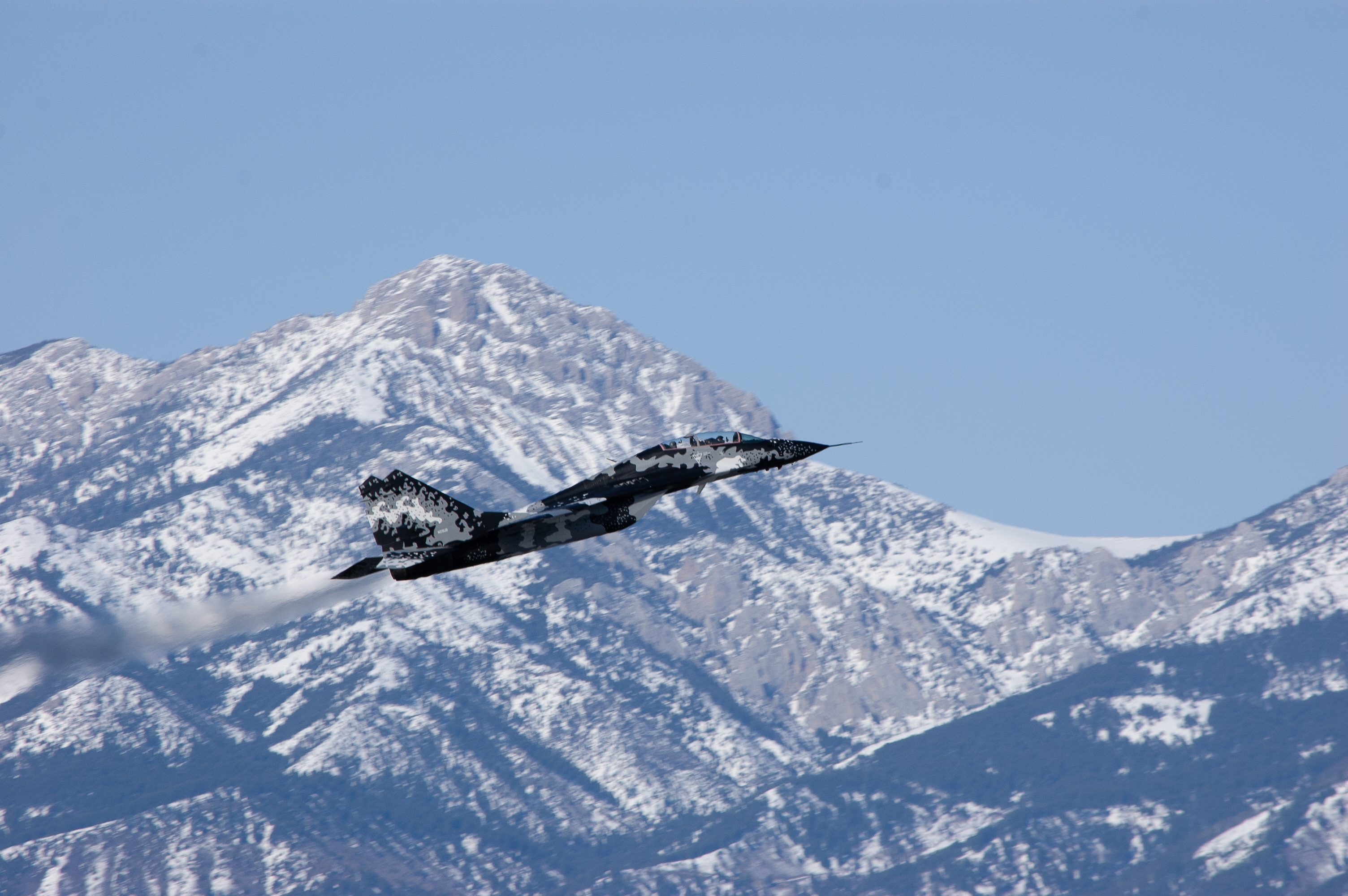 Full size: PRIVATE Mikoyan-Gurevich MiG-29 N29UB at Billings Logan International Airport