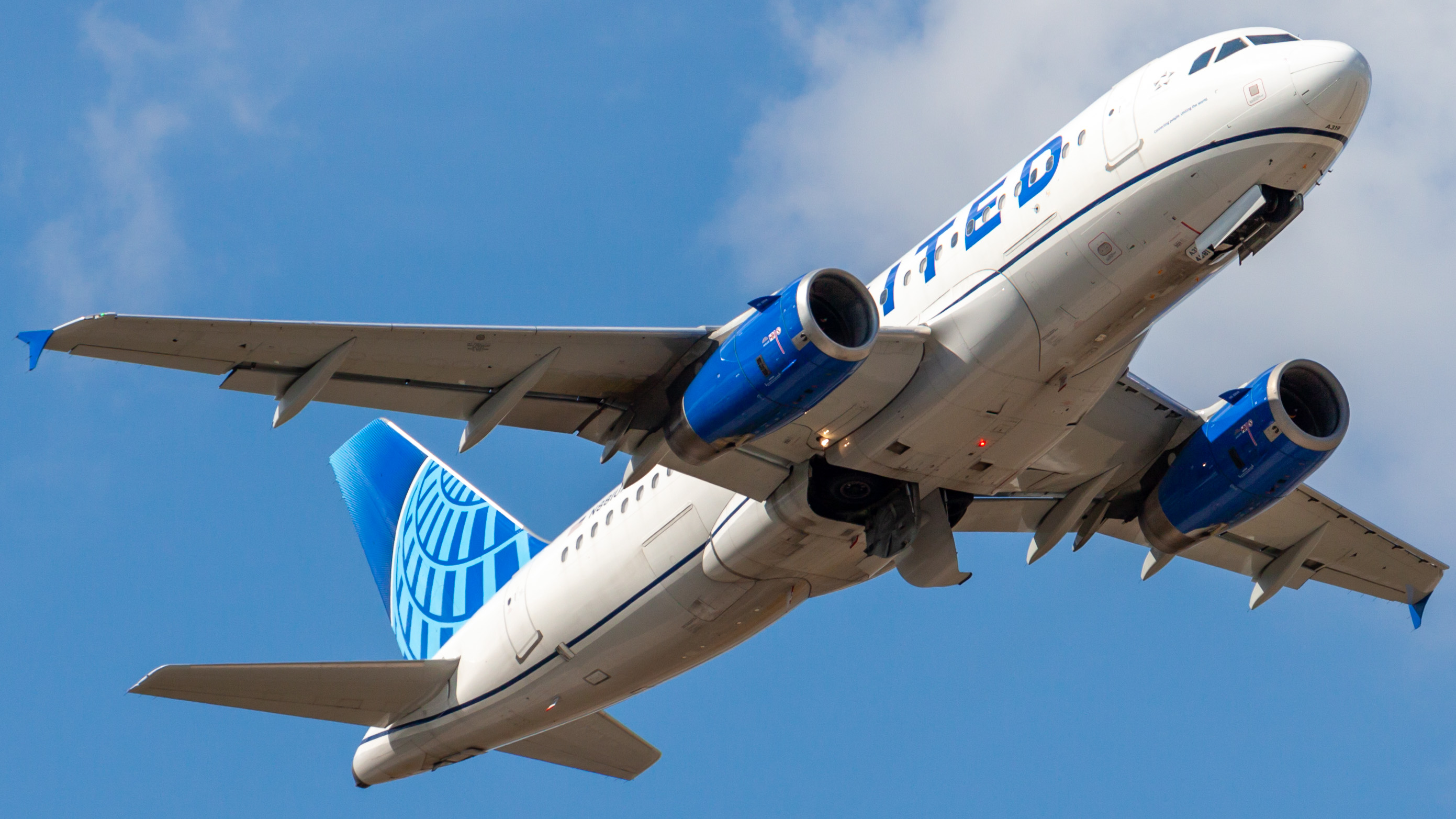 Full size: United Airlines Airbus A319 N881UA at Houston-George Bush Intercontinental Airport