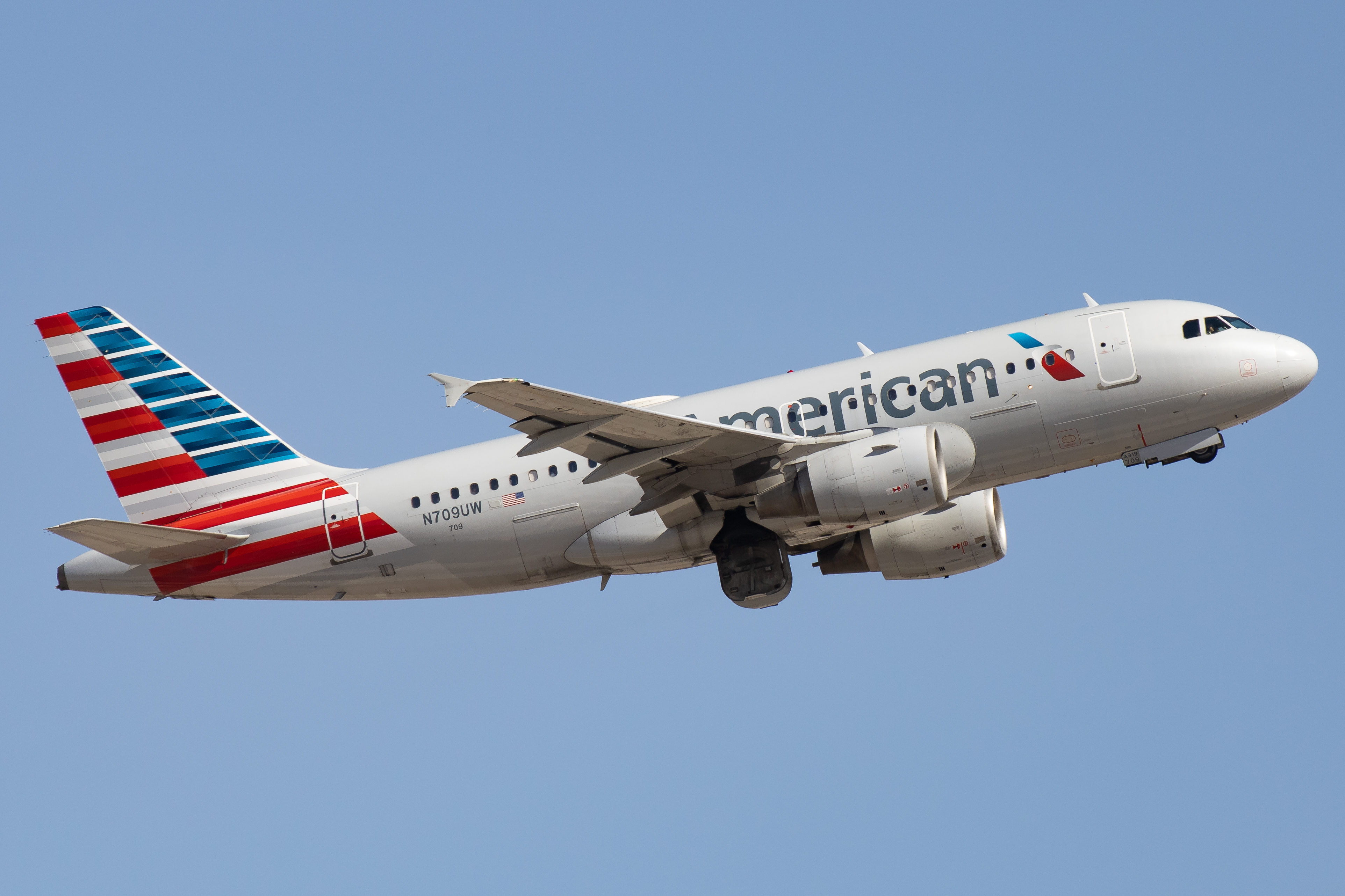 Full size: American Airlines Airbus A319 N709UW at Phoenix Sky Harbor International Airport