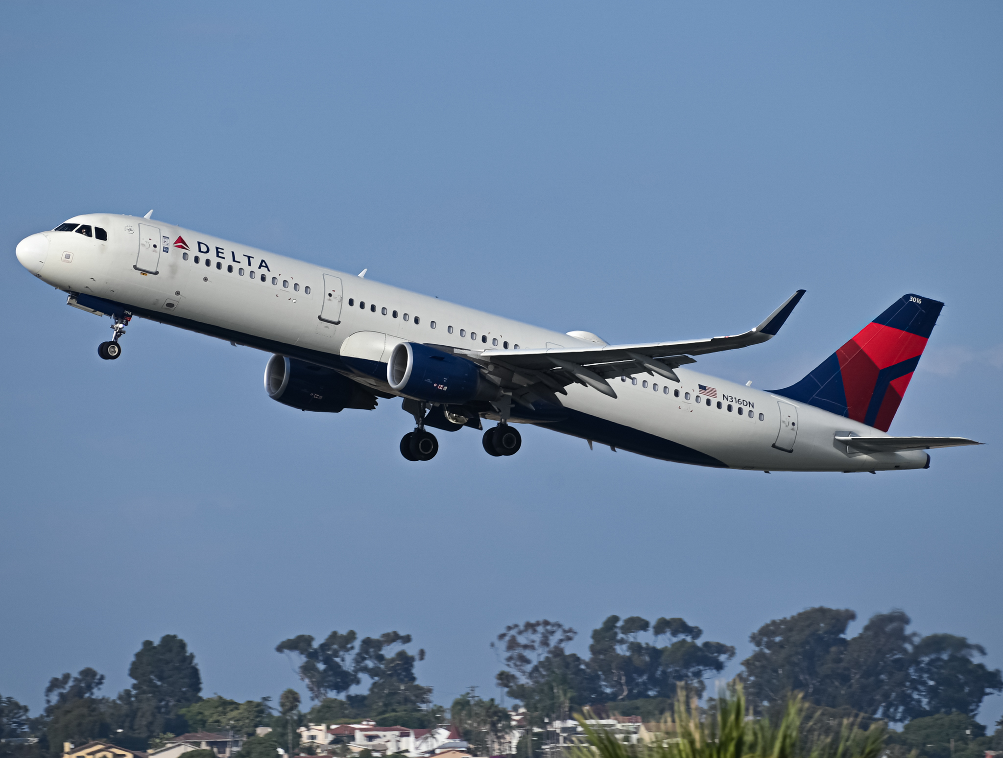 Full size: Delta Air Lines Airbus A321-200 N316DN at San Diego International Airport
