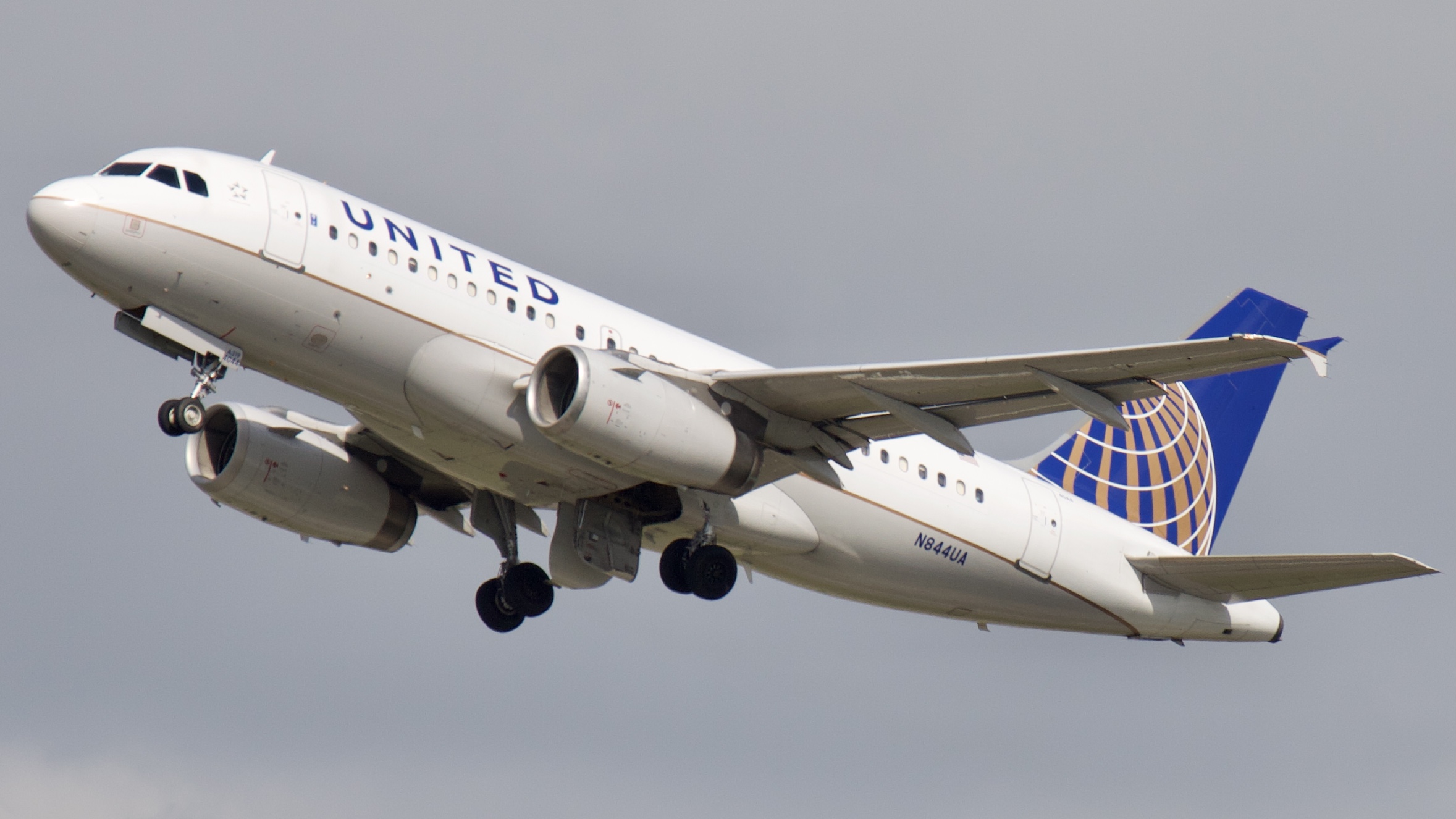Full size: United Airlines Airbus A319 N844UA at Houston-George Bush Intercontinental Airport