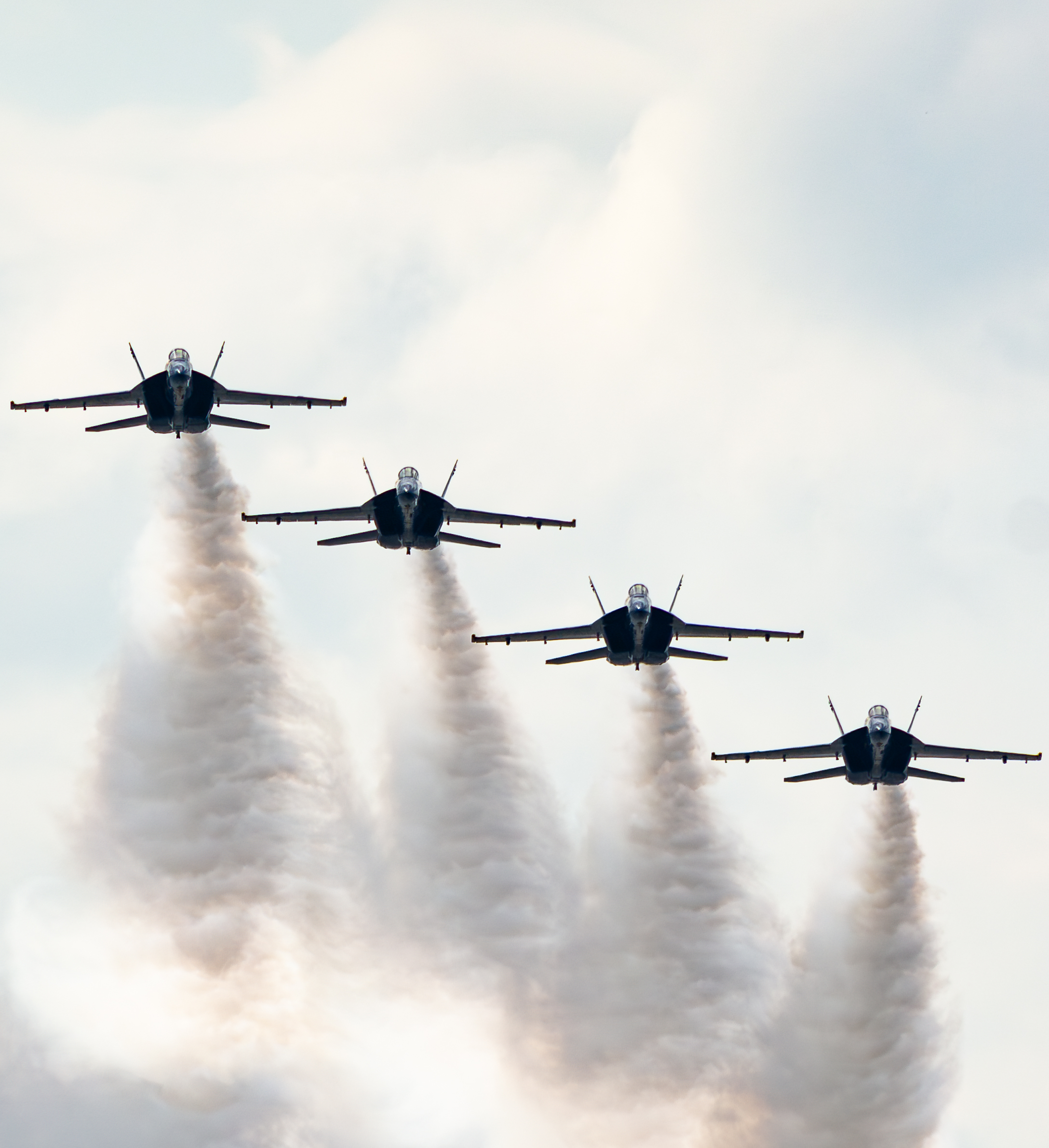 Full size: Blue Angels Boeing F/A-18E/F Super Hornet 165666 at Cleveland Burke Lakefront Airport