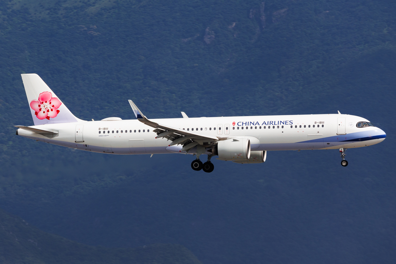 Full size: China Airlines Airbus A321NEO B-18111 at Hong Kong International Airport
