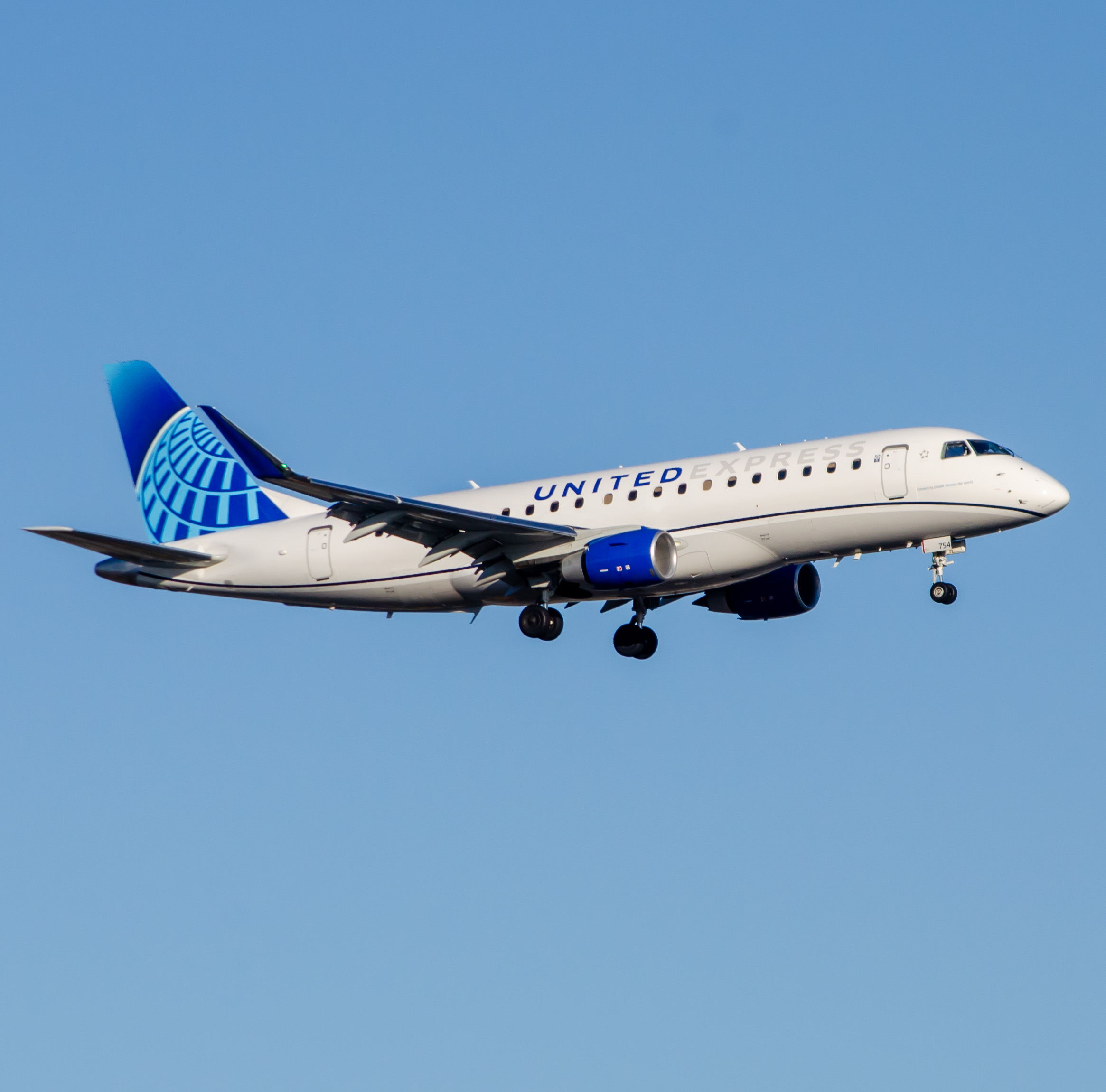 Full size: United Express Embraer E175 N754YX at Newark Liberty International Airport
