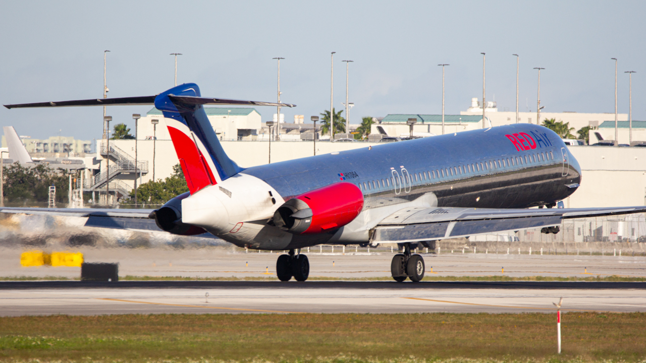 Full size: RedAir McDonnell Douglas MD-82 HI1064 at Miami International Airport