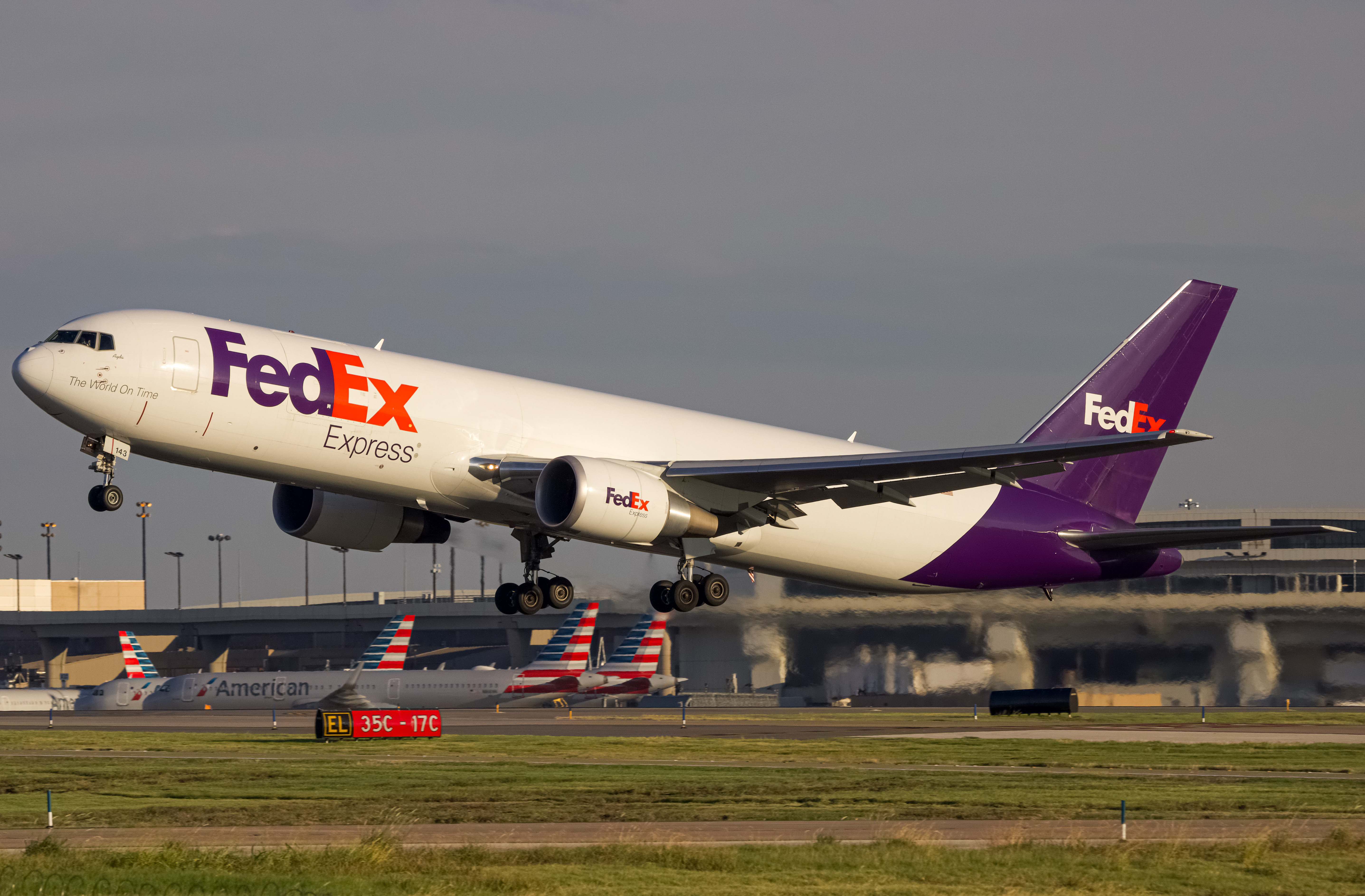 Full size: FedEx Boeing 767-300F N143FE at Dallas-Fort Worth International Airport