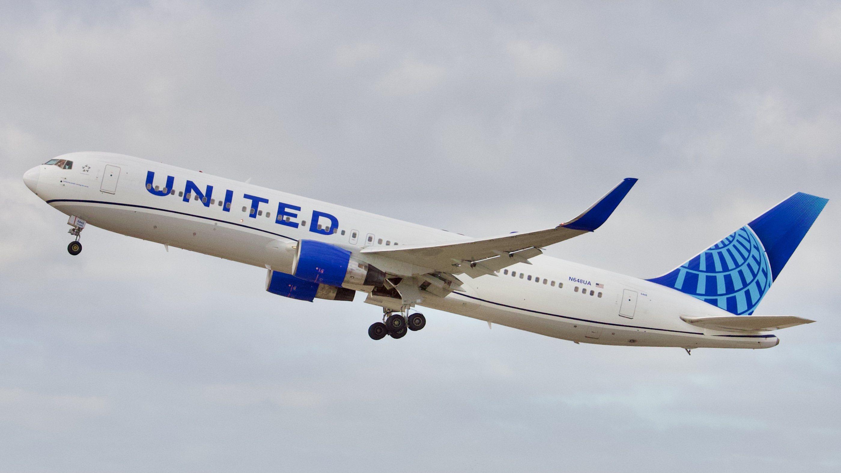 Full size: United Airlines Boeing 767-300ER N648UA at Houston-George Bush Intercontinental Airport