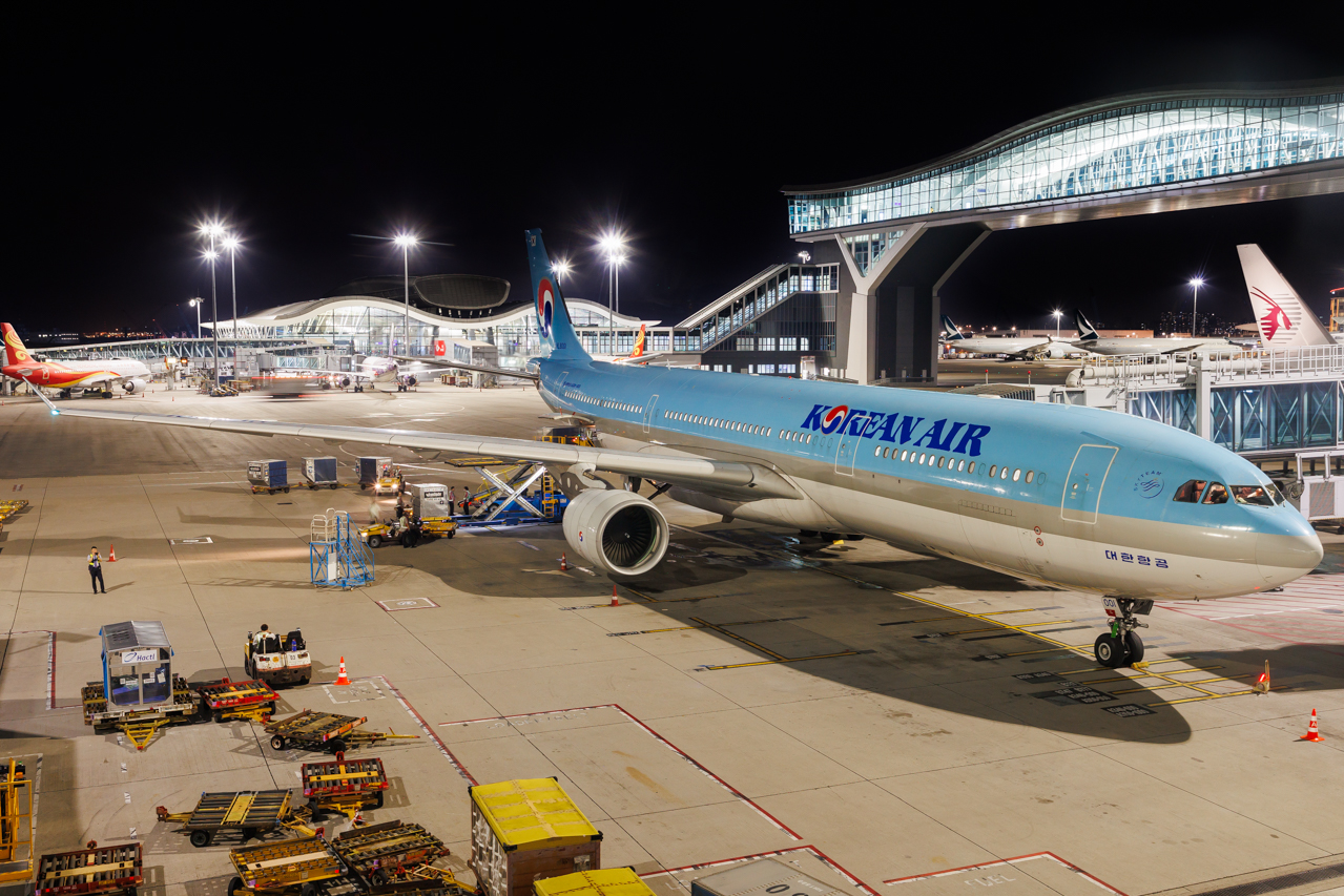 Full size: Korean Air Airbus A330-300 HL8001 at Hong Kong International Airport