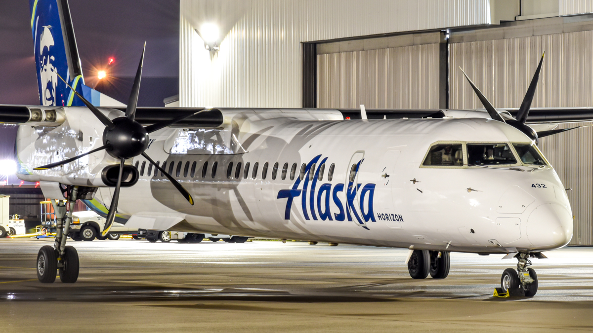 Full size: Alaska Airlines De Havilland DHC-8 N432QX at Portland International Airport