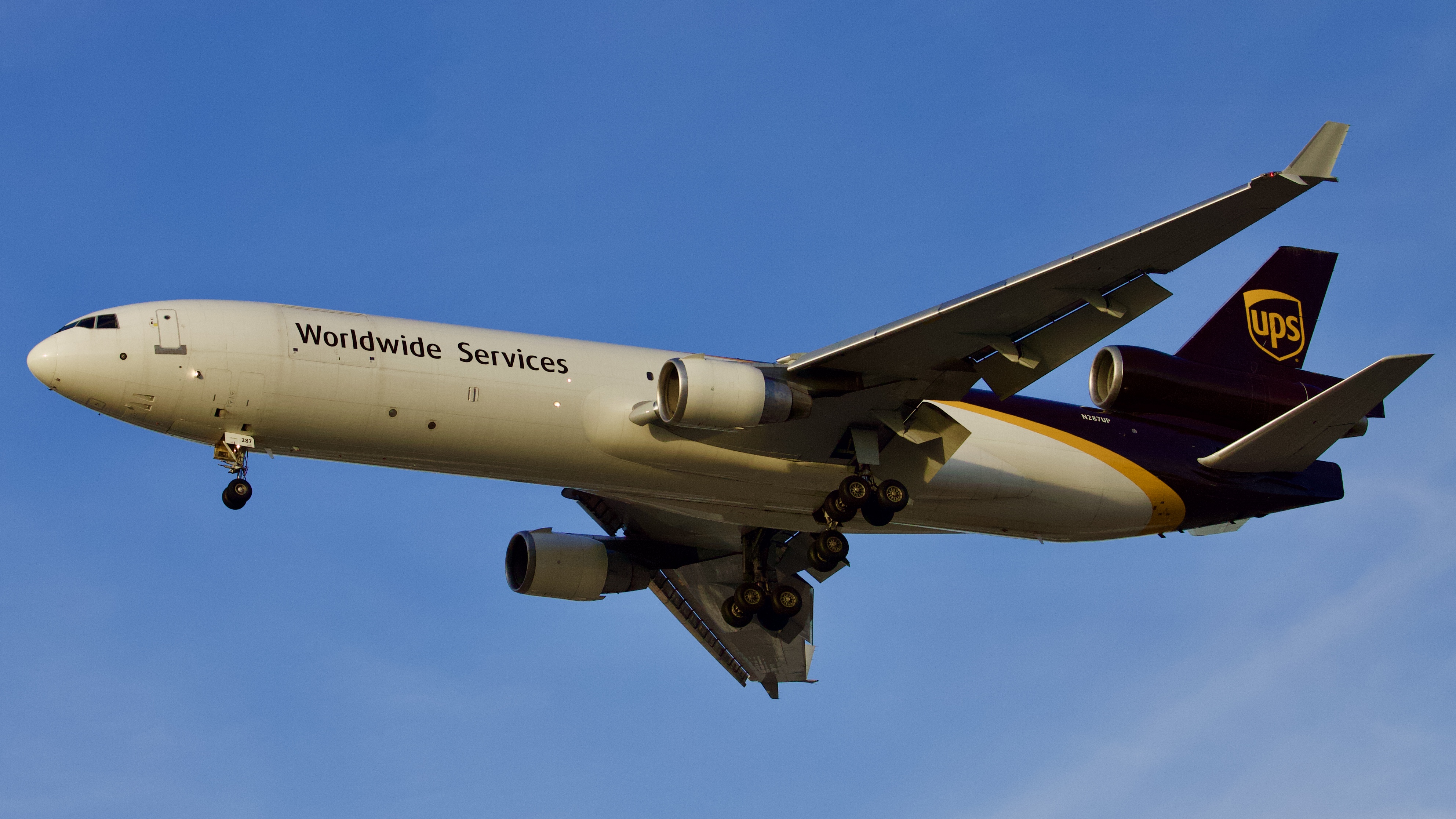 Full size: United Parcel Service McDonnell Douglas MD-11F N287UP at Houston-George Bush Intercontinental Airport