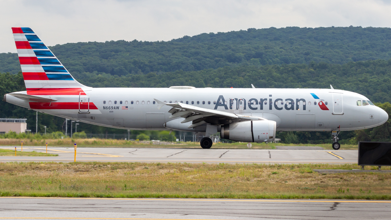Full size: American Airlines Airbus A320 N669AW at Avoca Wilkes-Barre/Scranton International Airport