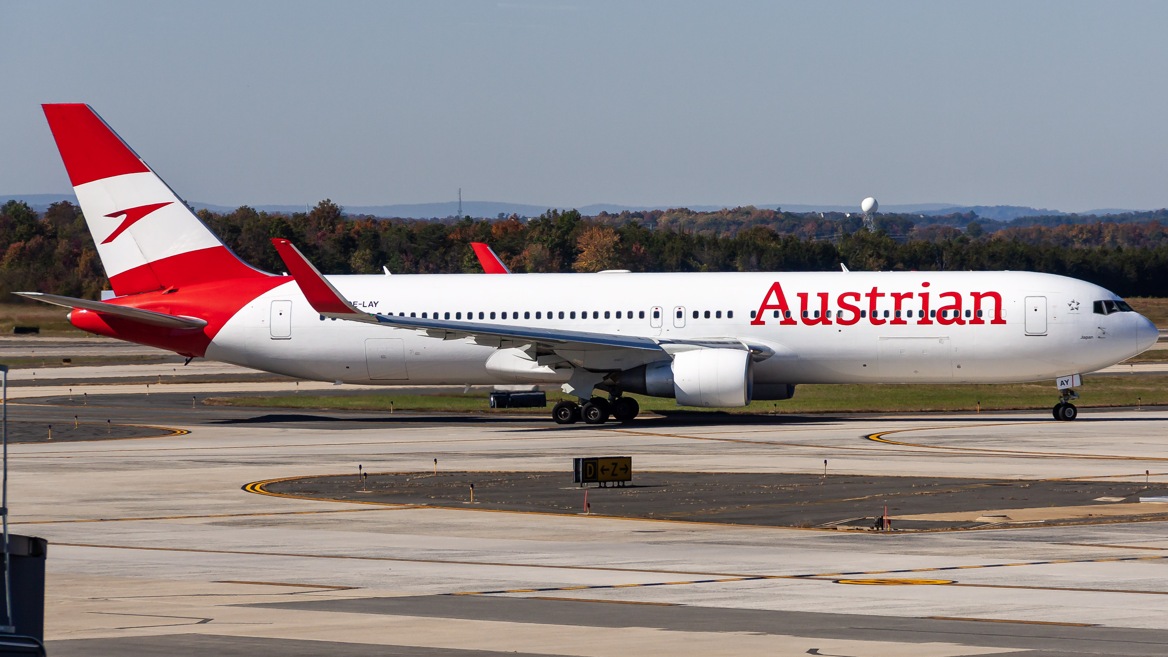 Full size: Austrian Airlines Boeing 767-300ER OE-LAY at Washington Dulles International Airport