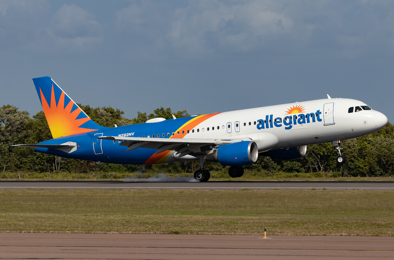 Full size: Allegiant Air Airbus A320 N262NV at St. Petersburg Clearwater International Airport