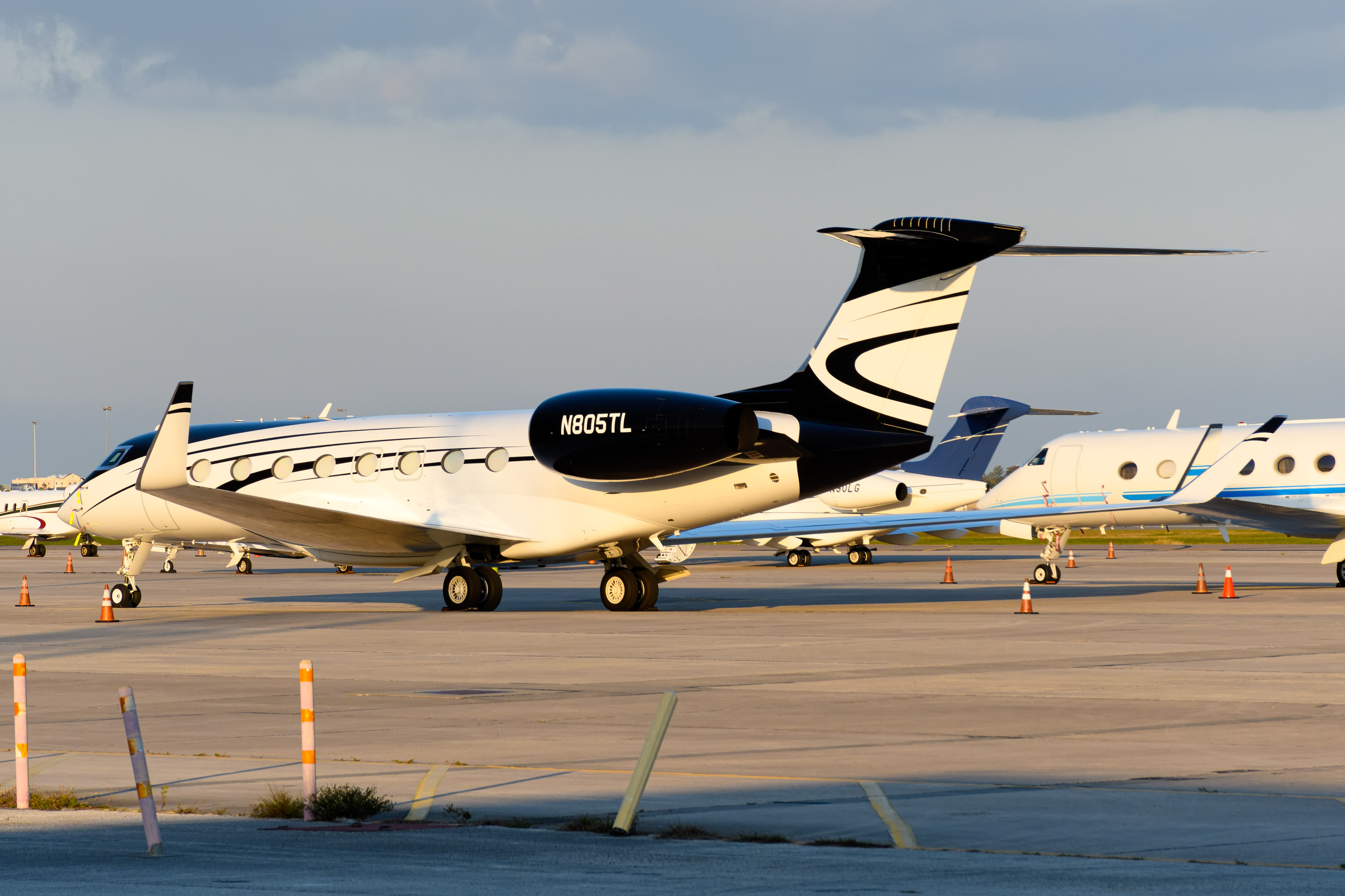 Full size: Clay Lacy Aviation Gulfstream G650 N805TL at Orlando International Airport