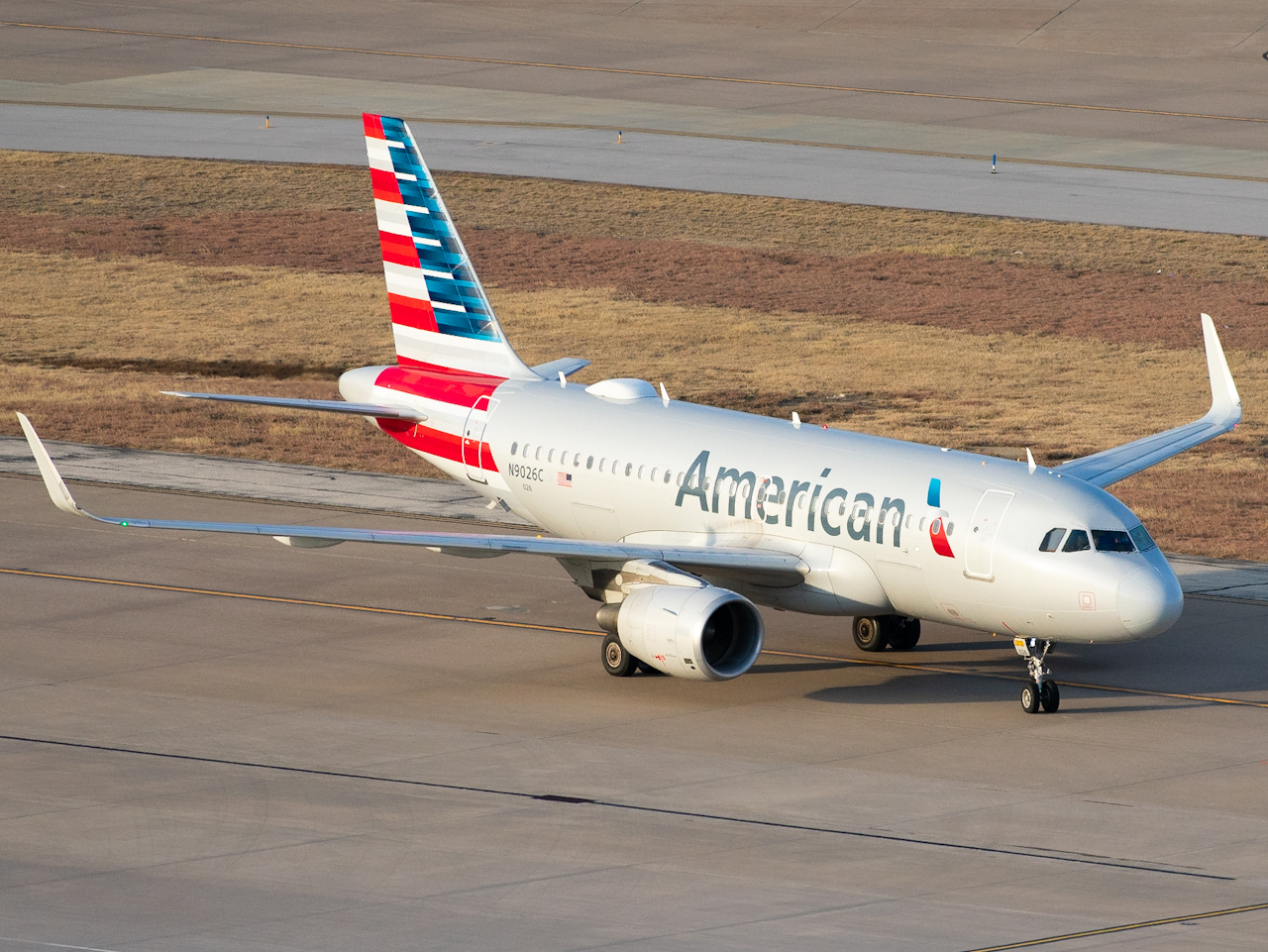 Full size: American Airlines Airbus A319 N9026C at Dallas-Fort Worth International Airport