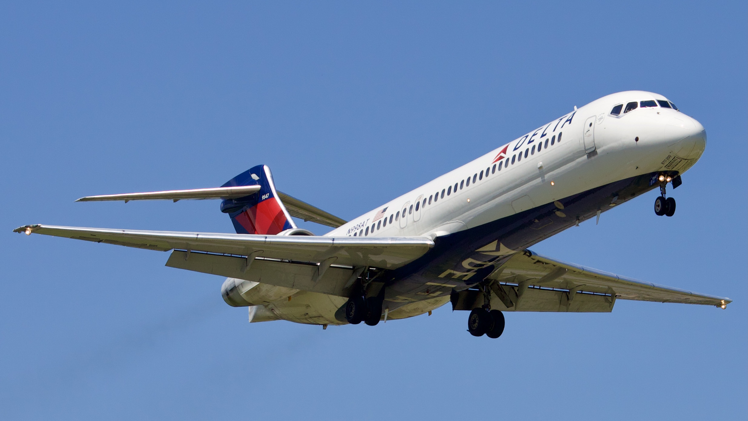 Full size: Delta Airlines Boeing 717-200 N998AT at William P Hobby Airport
