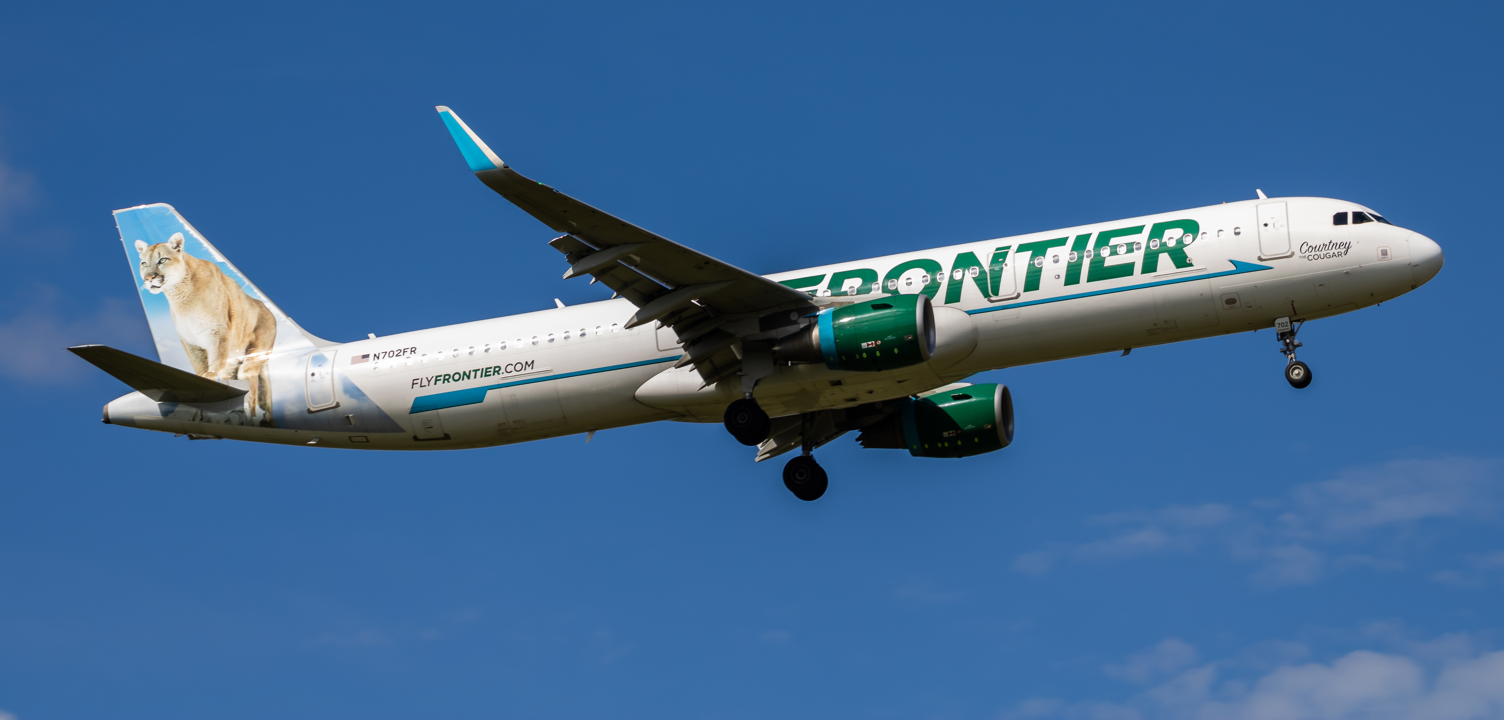 Full size: Frontier Airlines Airbus A321-200 N702FR at Washington Dulles International Airport