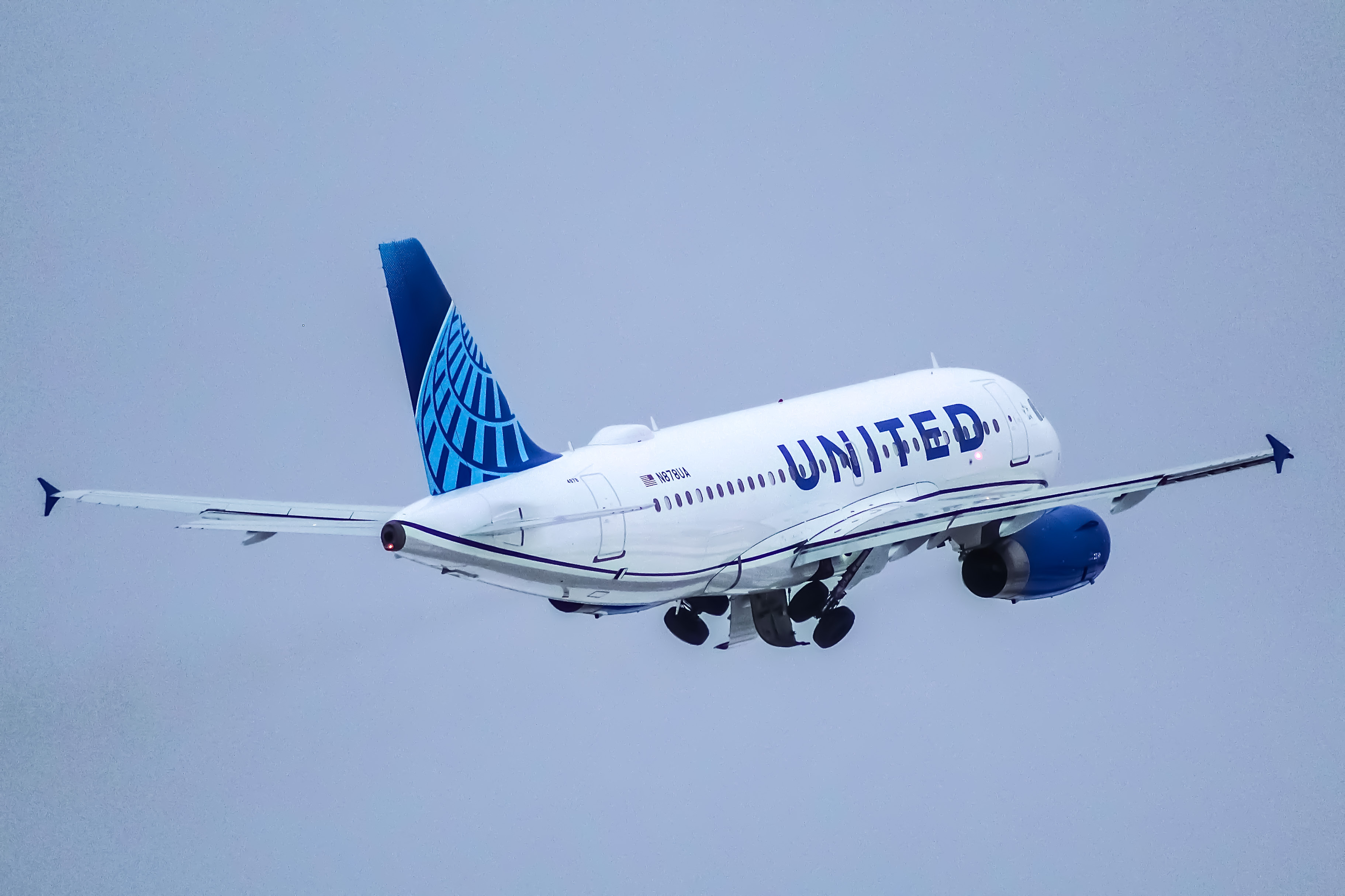 Full size: United Airlines Airbus A319 N878UA at General Mitchell International Airport