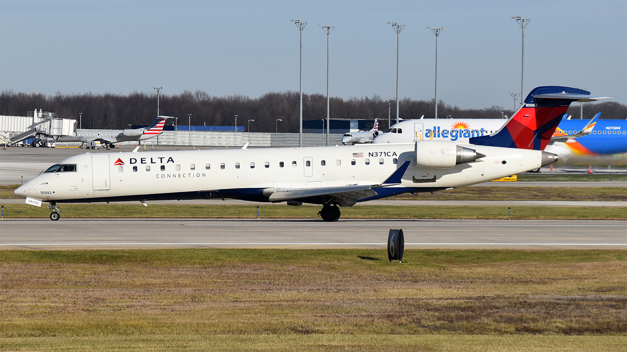 Full size: Delta Connection Mitsubishi CRJ-700 N371CA at Gerald R Ford International Airport
