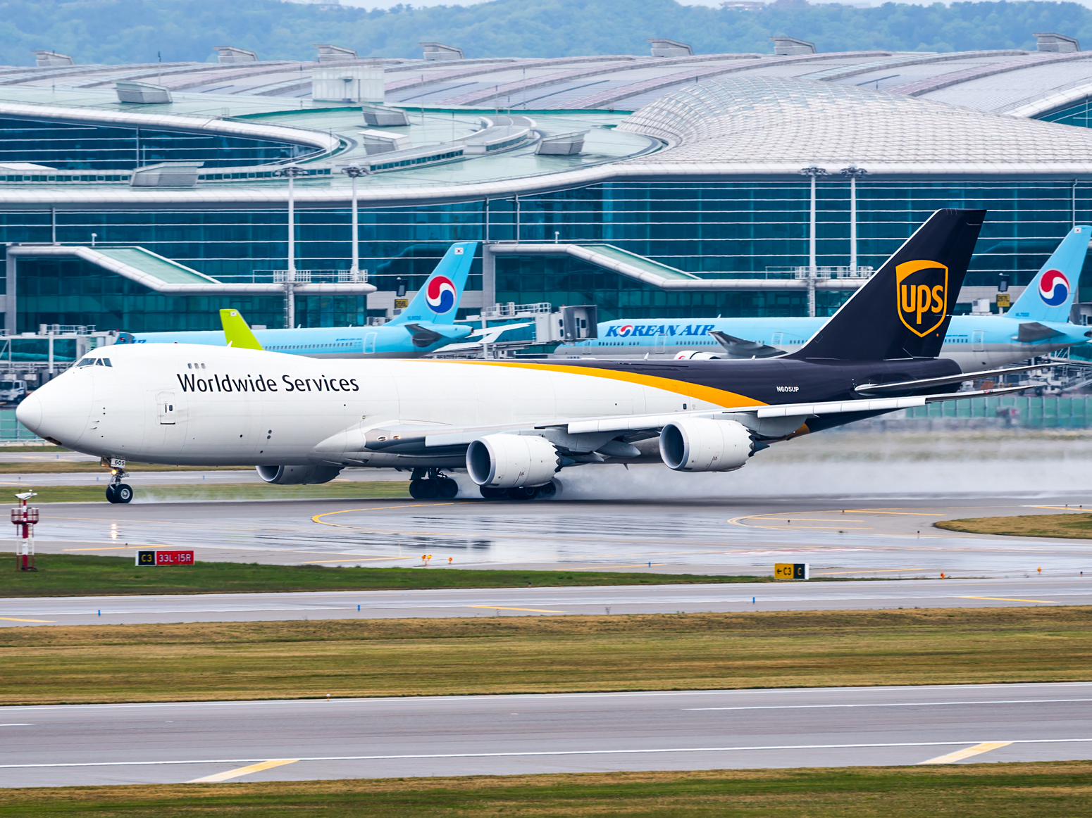 Full size: United Parcel Service Boeing 747-8F N605UP at Seoul-Incheon International Airport