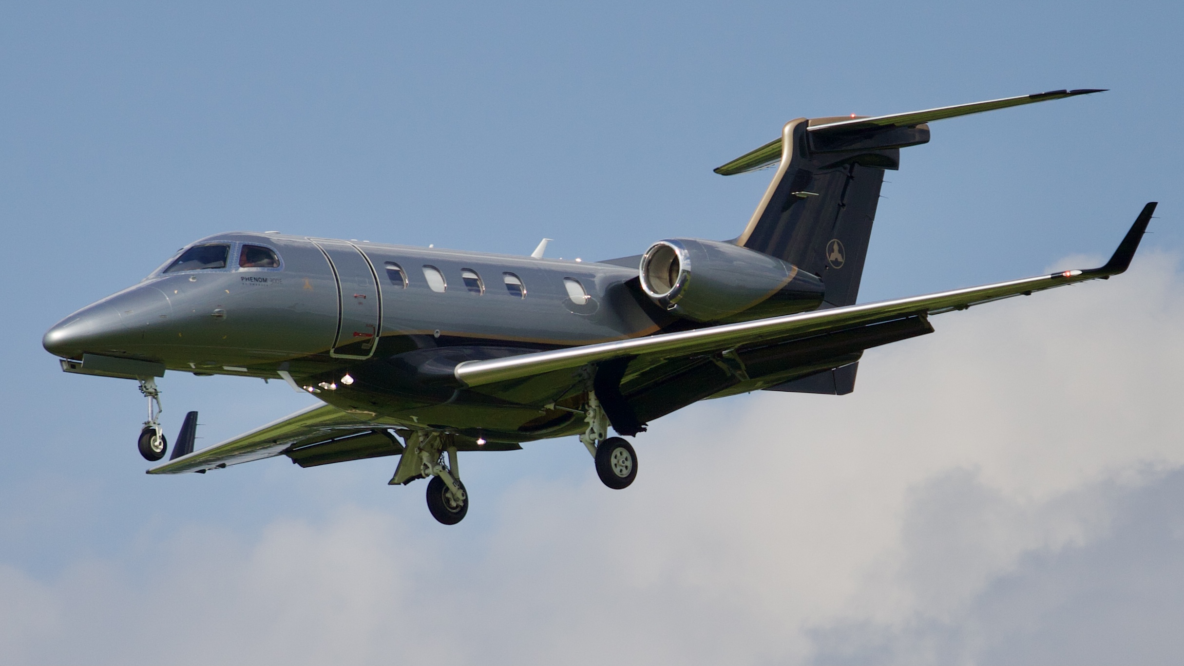 Full size: PRIVATE Embraer Phenom 300 N5BB at John Glenn Columbus International Airport